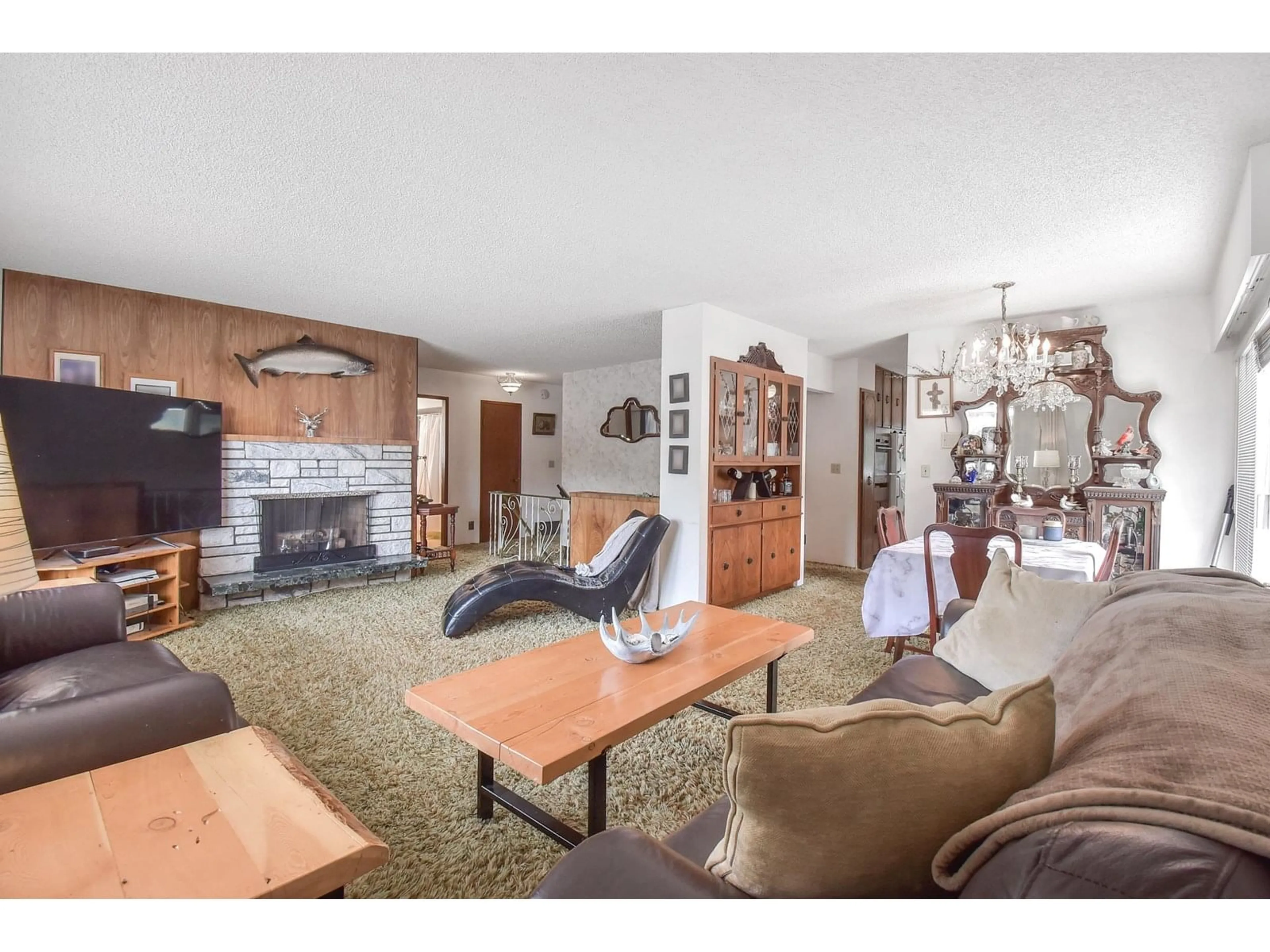 Living room with furniture, wood/laminate floor for 1236 LEE, White Rock British Columbia V4B4P6