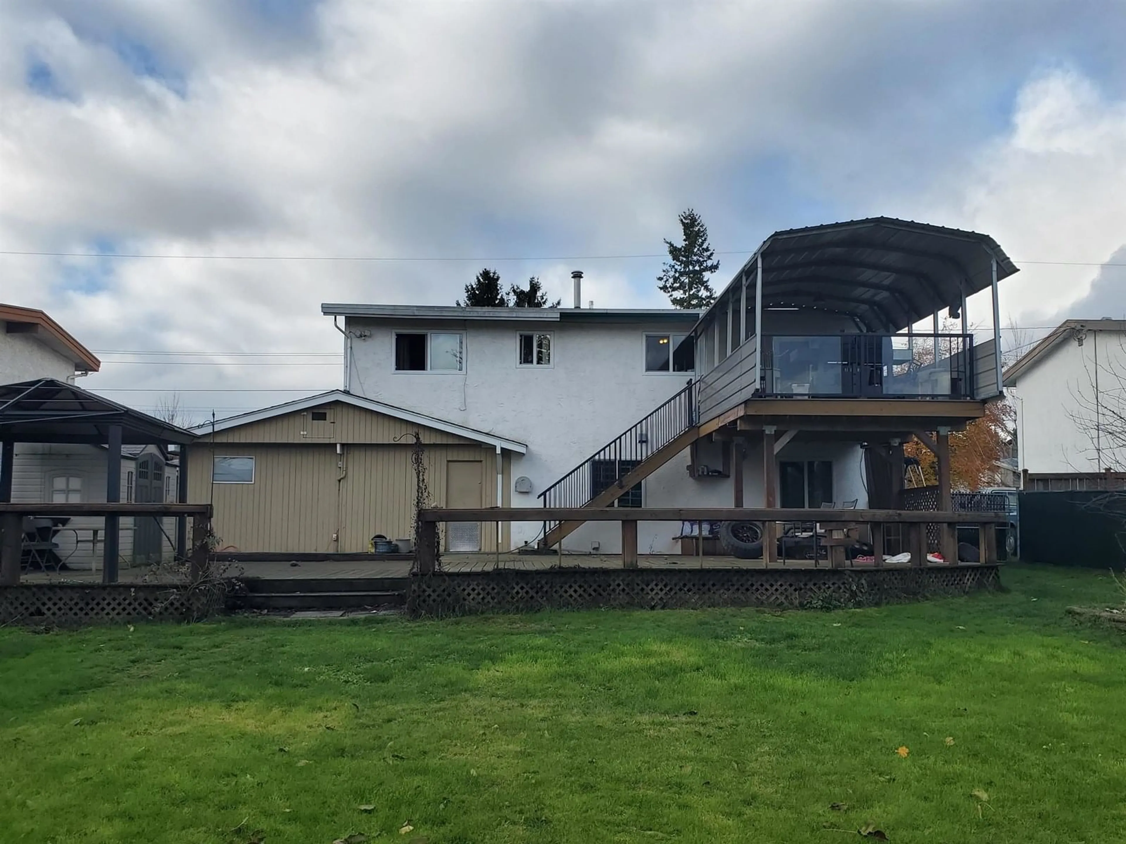 A pic from outside/outdoor area/front of a property/back of a property/a pic from drone, building for 9324 JAMES STREET, Chilliwack British Columbia V2P6G9