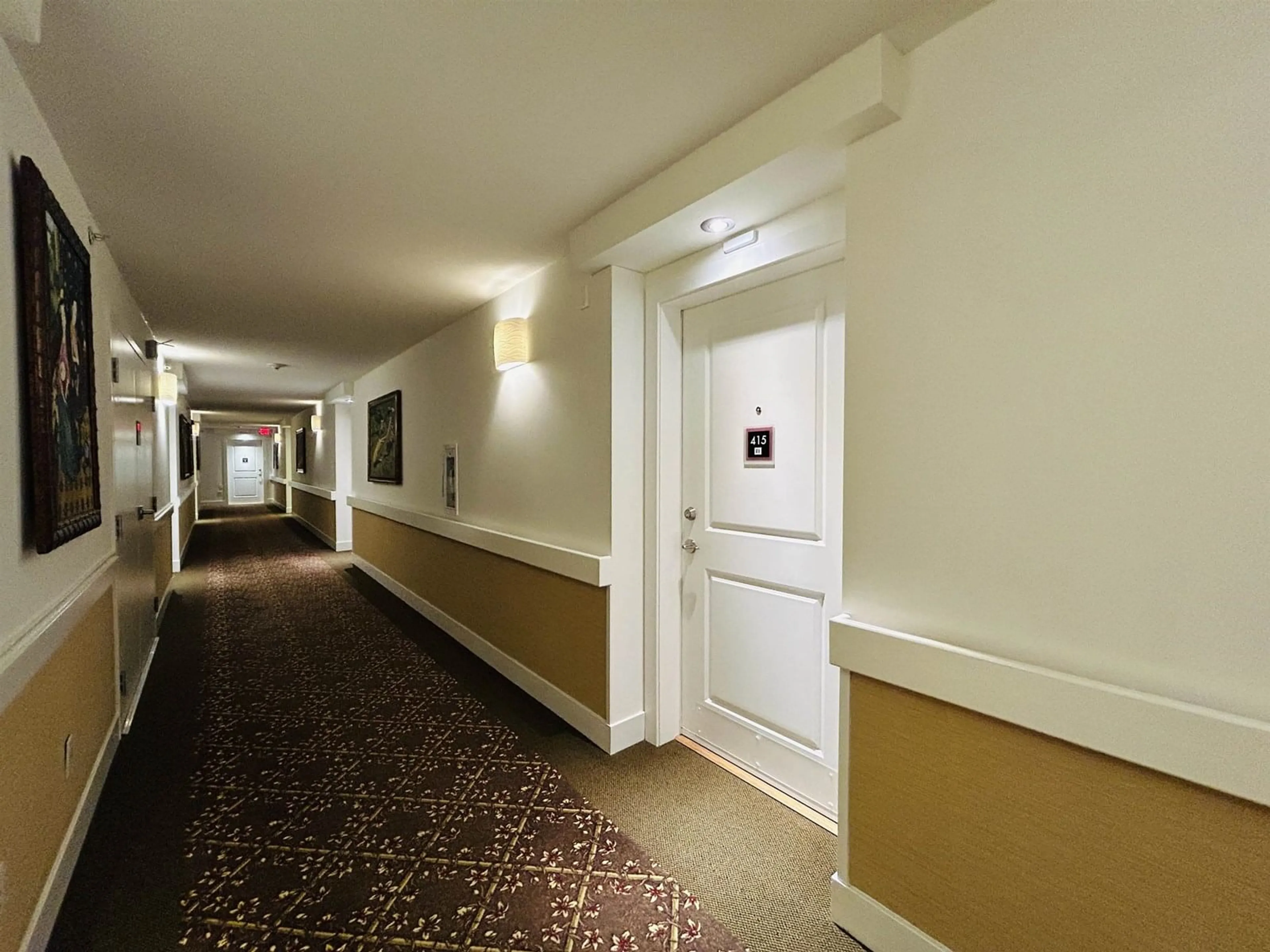 Indoor foyer for 415 - 2511 KING GEORGE, Surrey British Columbia V4P0C7