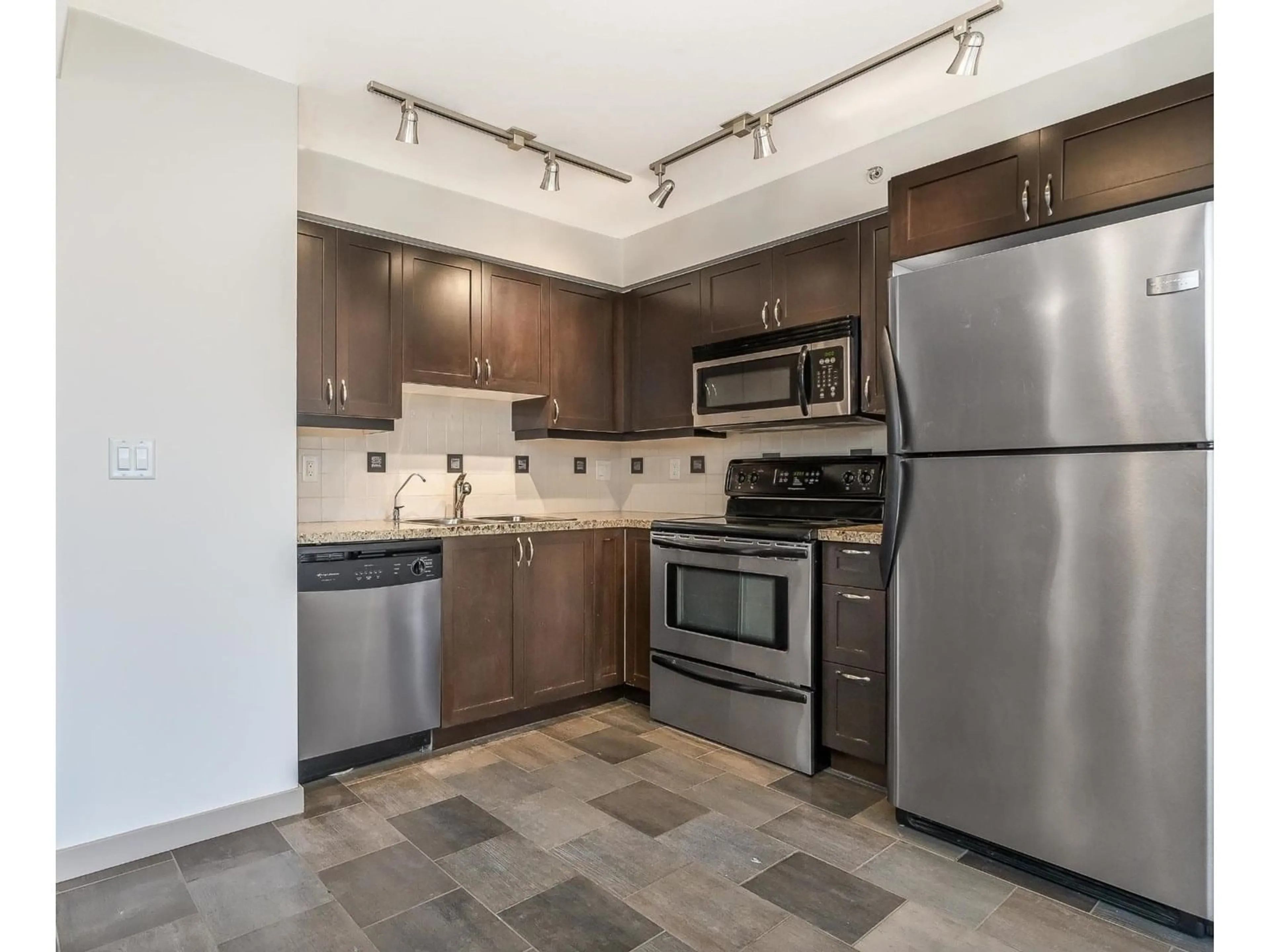 Standard kitchen, ceramic/tile floor for 415 - 2511 KING GEORGE, Surrey British Columbia V4P0C7