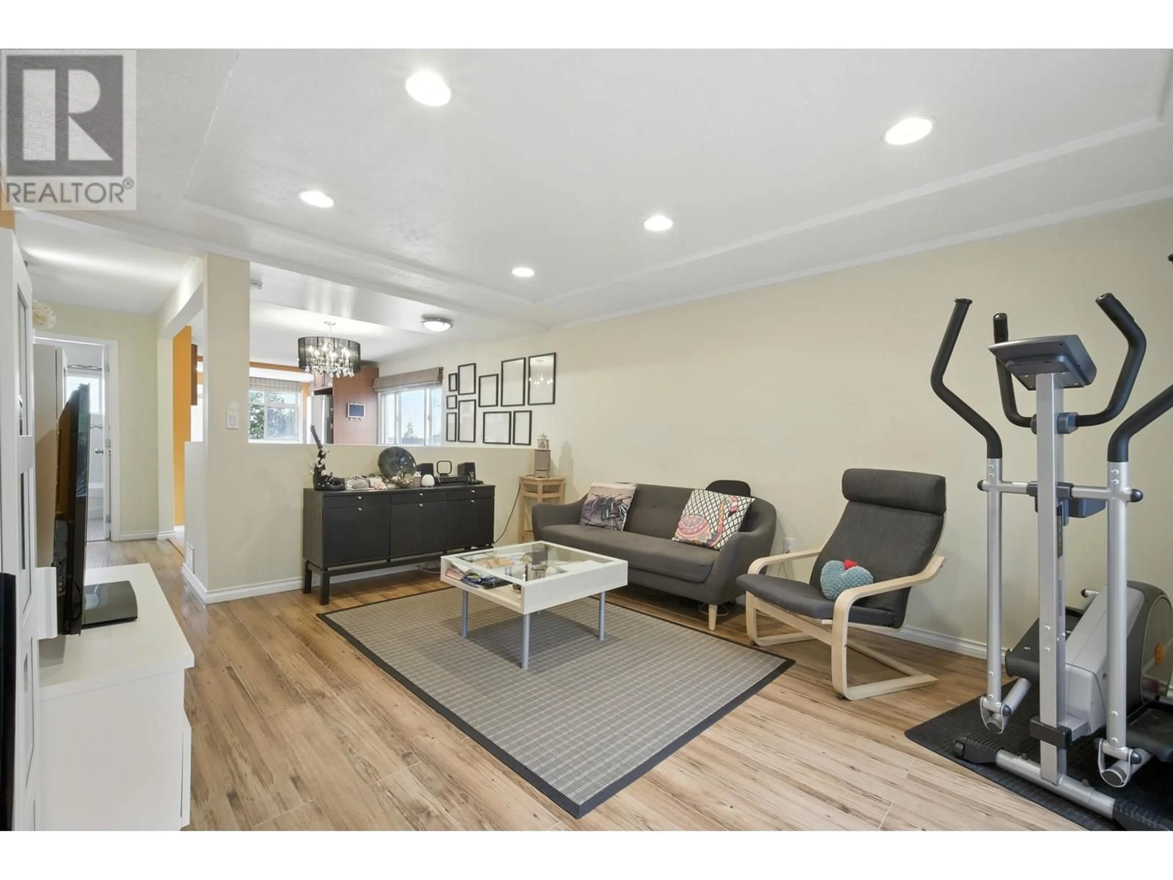 Living room with furniture, wood/laminate floor for 966 64TH AVENUE, Vancouver British Columbia V5X2N4