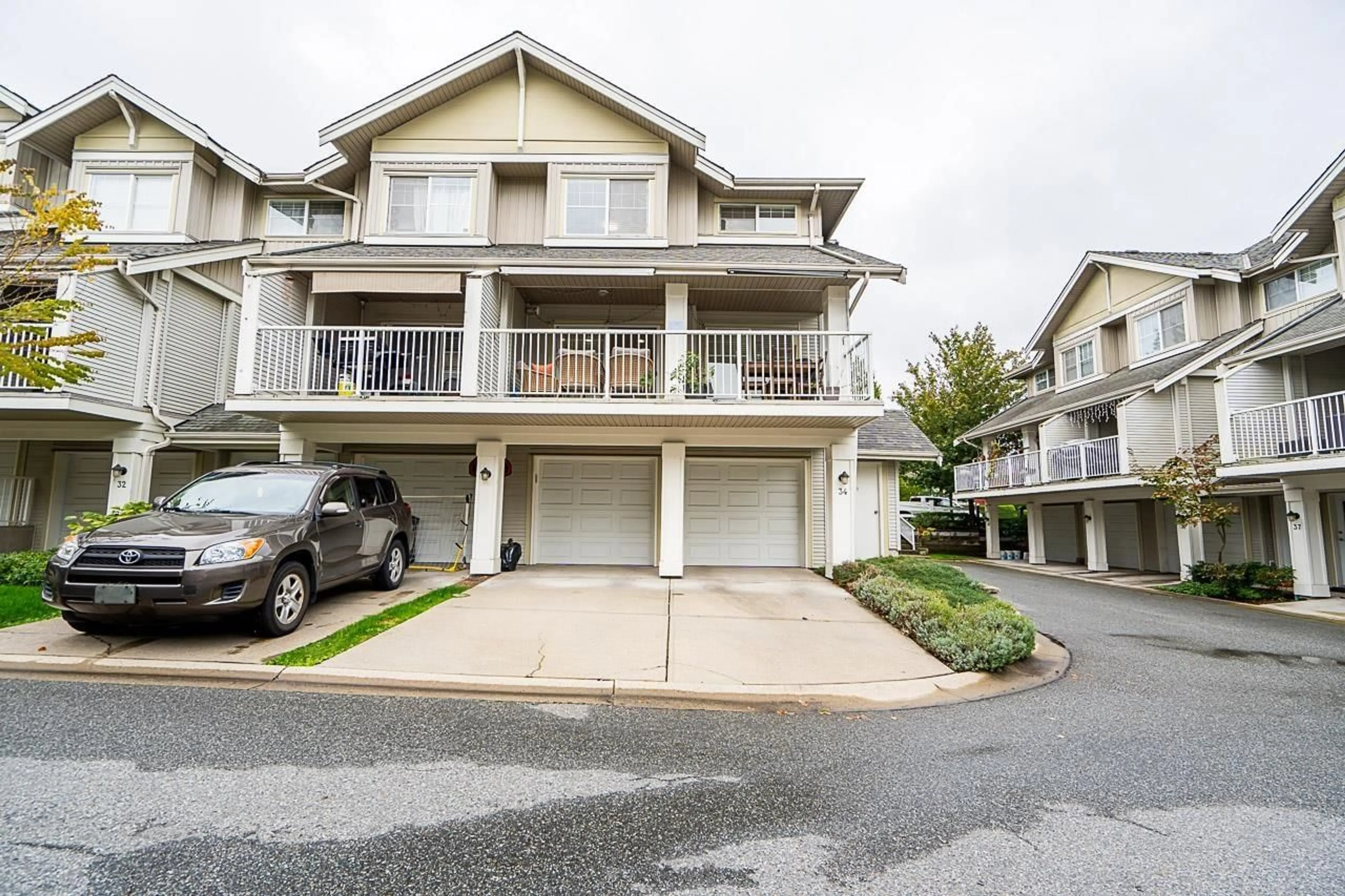 A pic from outside/outdoor area/front of a property/back of a property/a pic from drone, unknown for 34 - 6568 193B, Surrey British Columbia V4N5S2