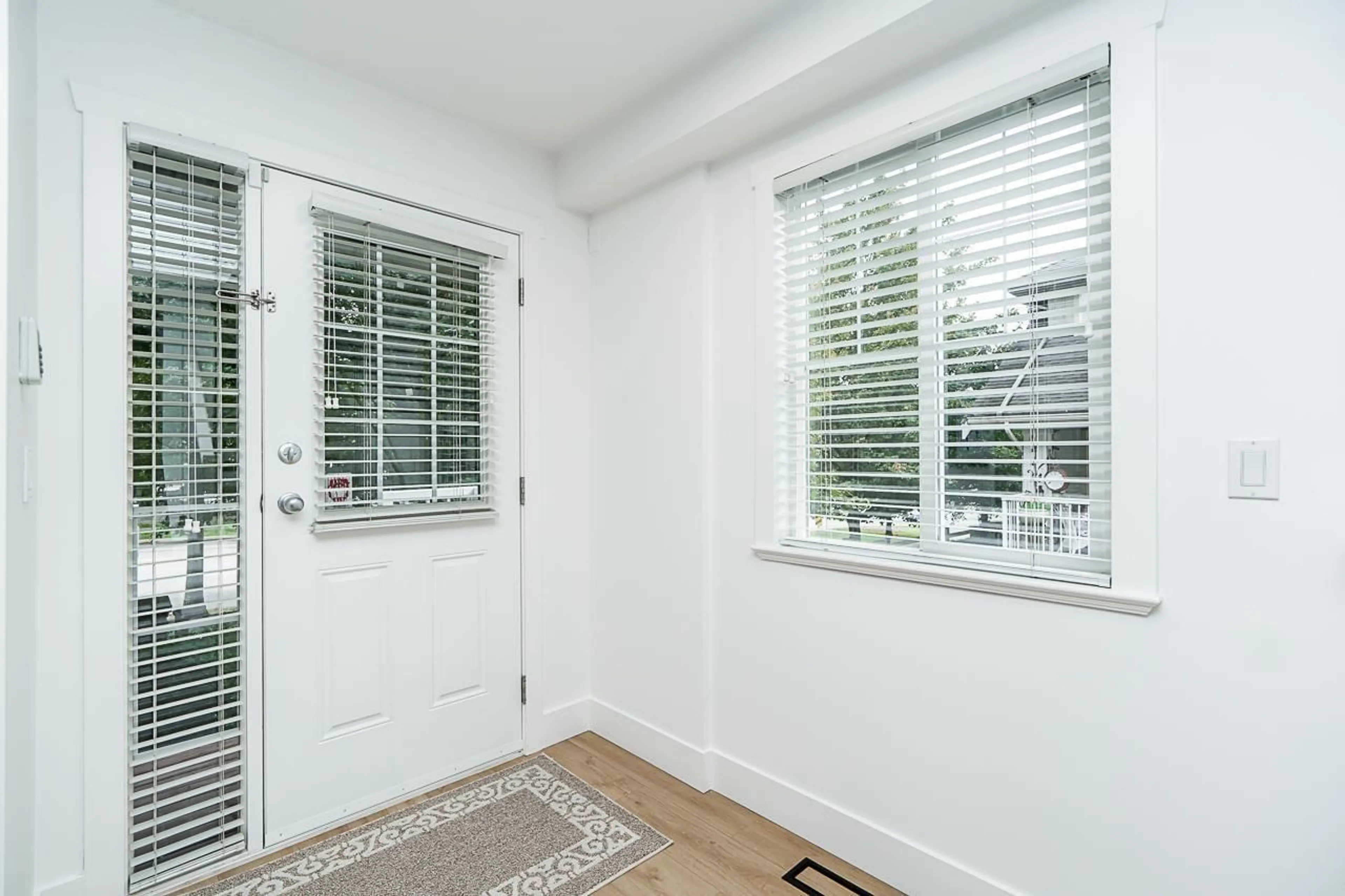 Indoor entryway for 34 - 6568 193B, Surrey British Columbia V4N5S2