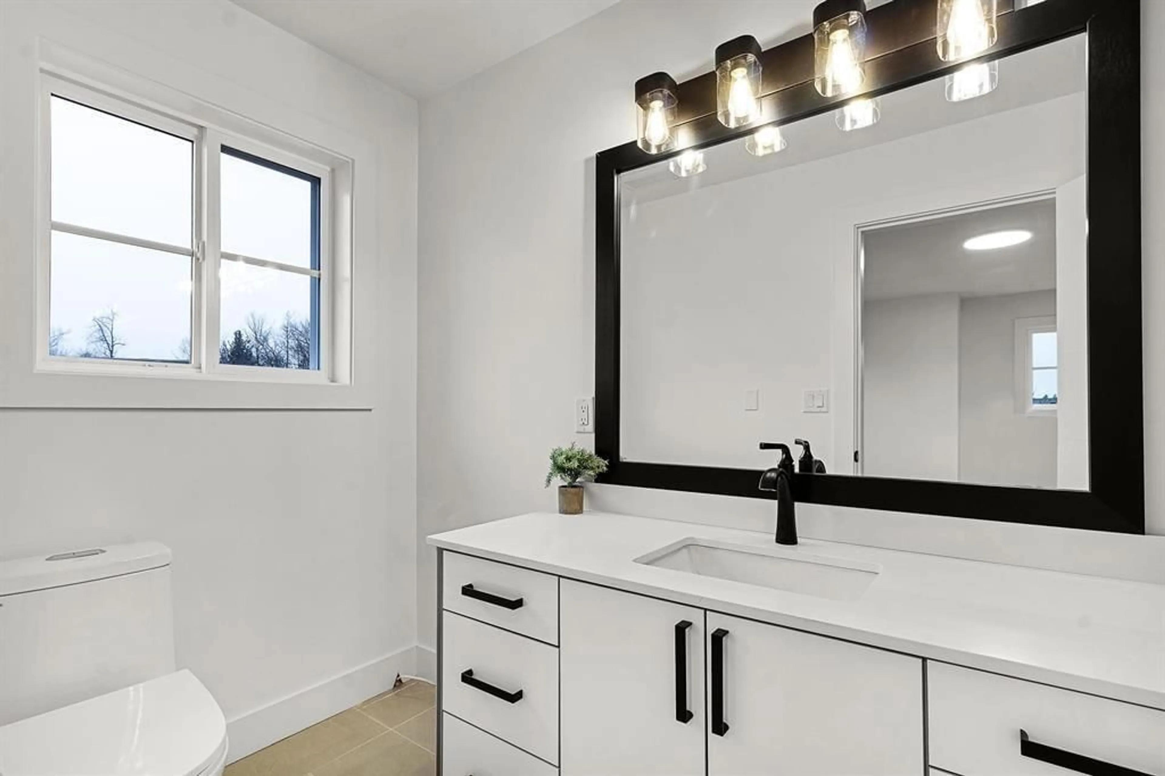 Contemporary bathroom, ceramic/tile floor for 2 - 2360 CRESCENT, Abbotsford British Columbia V2S3M2