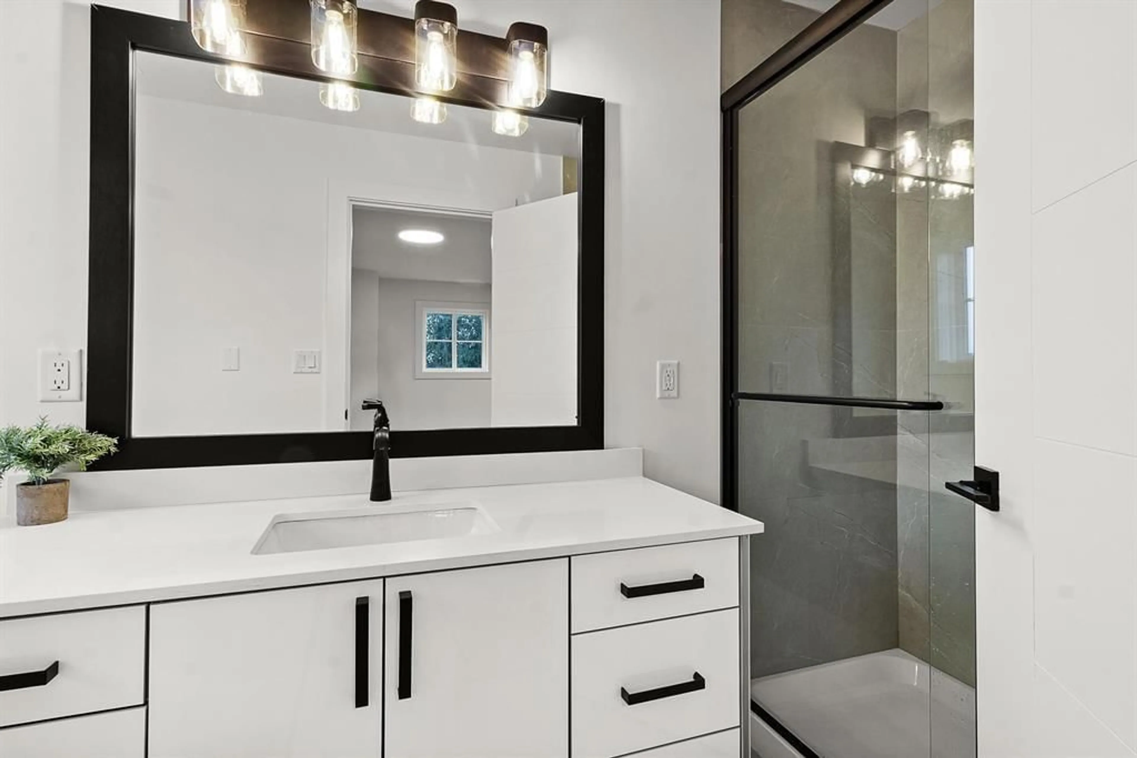 Contemporary bathroom, ceramic/tile floor for 2 - 2360 CRESCENT, Abbotsford British Columbia V2S3M2