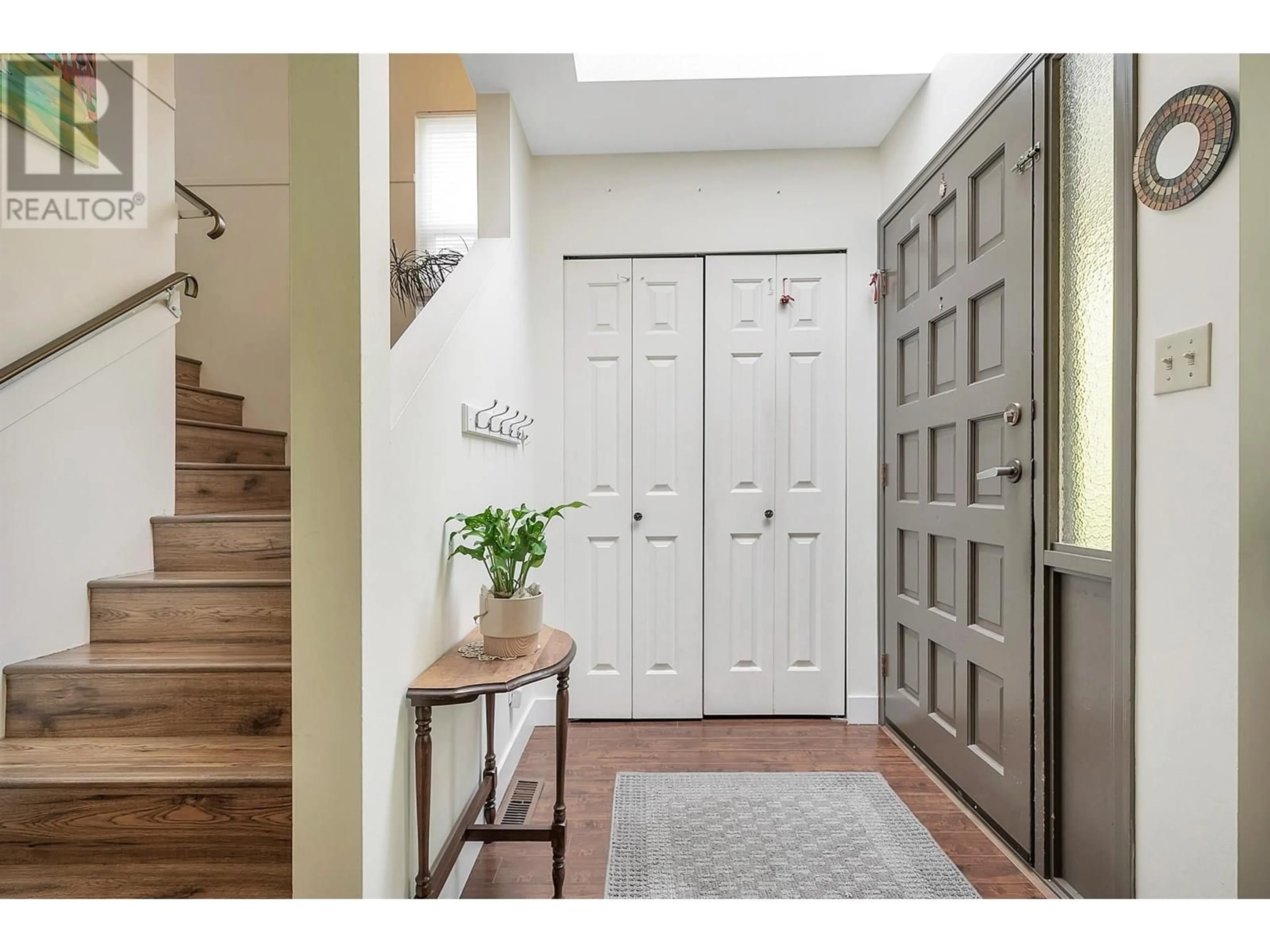 Indoor entryway for 2118 14TH AVENUE, Vancouver British Columbia V6K2V7