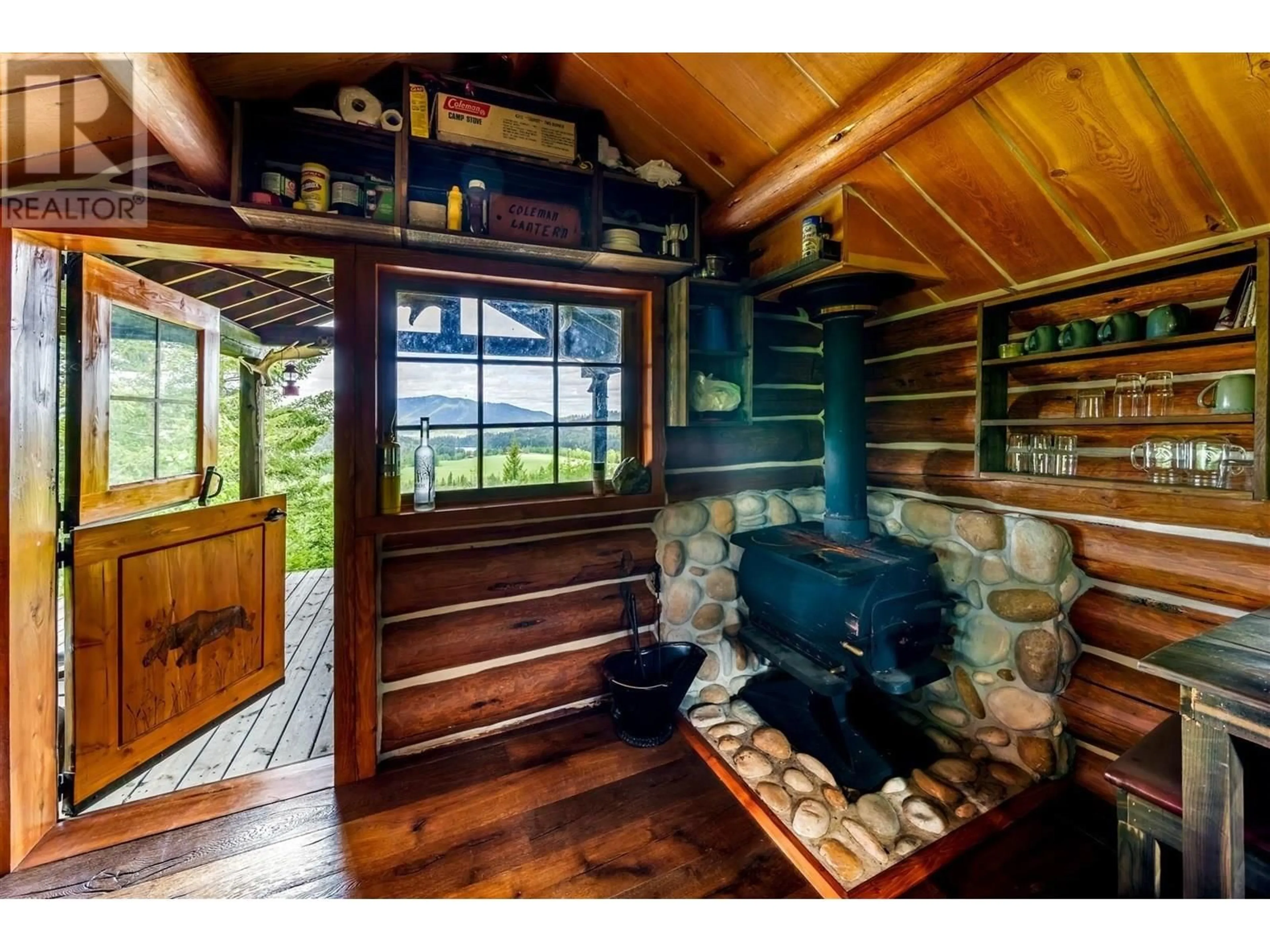 Indoor entryway for 5242 MAHOOD LAKE ROAD, Deka Lake / Sulphurous / Hathaway Lakes British Columbia V0K1X3