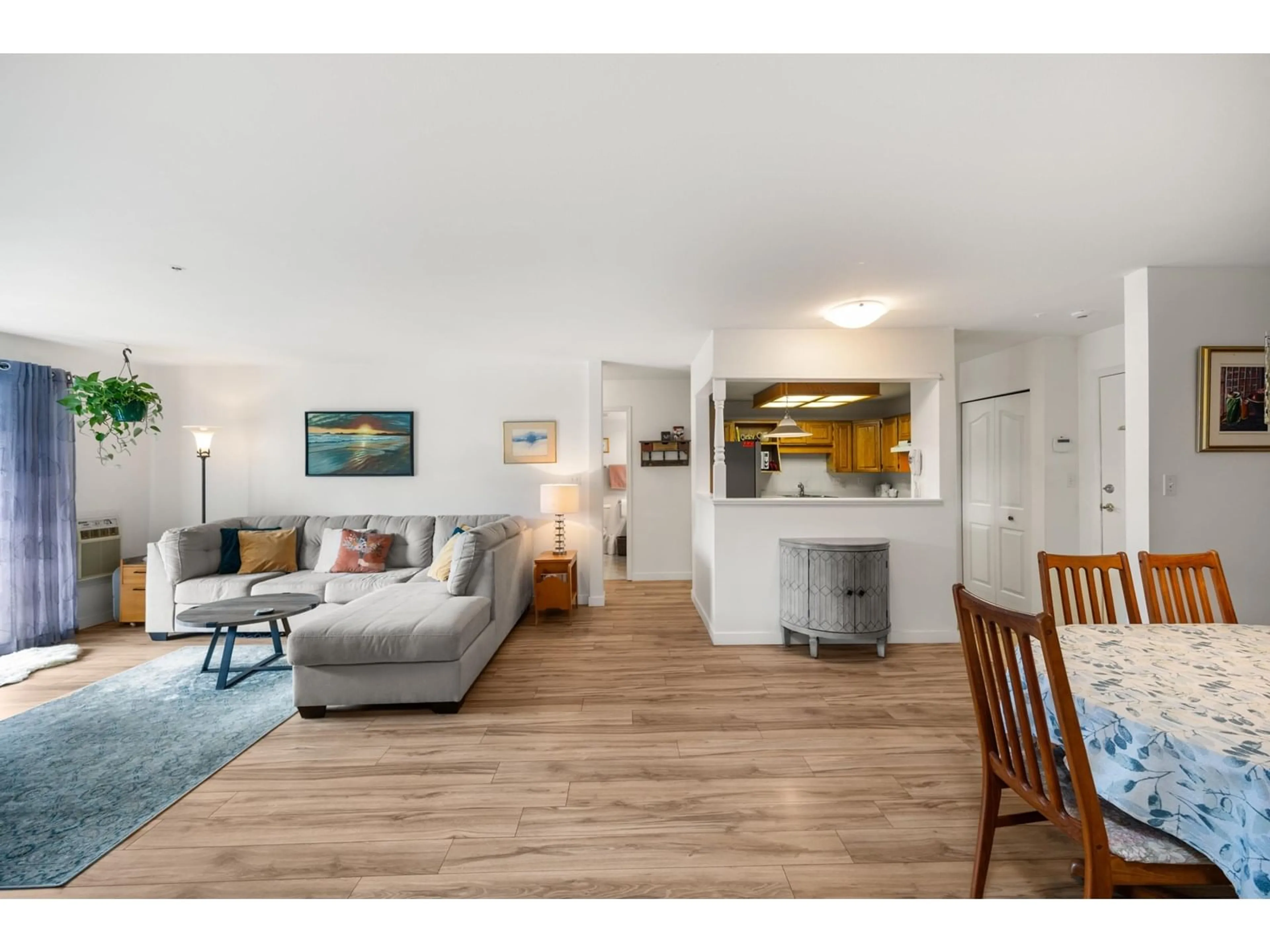 Living room with furniture, wood/laminate floor for 122 - 2451 GLADWIN, Abbotsford British Columbia V2T3N8