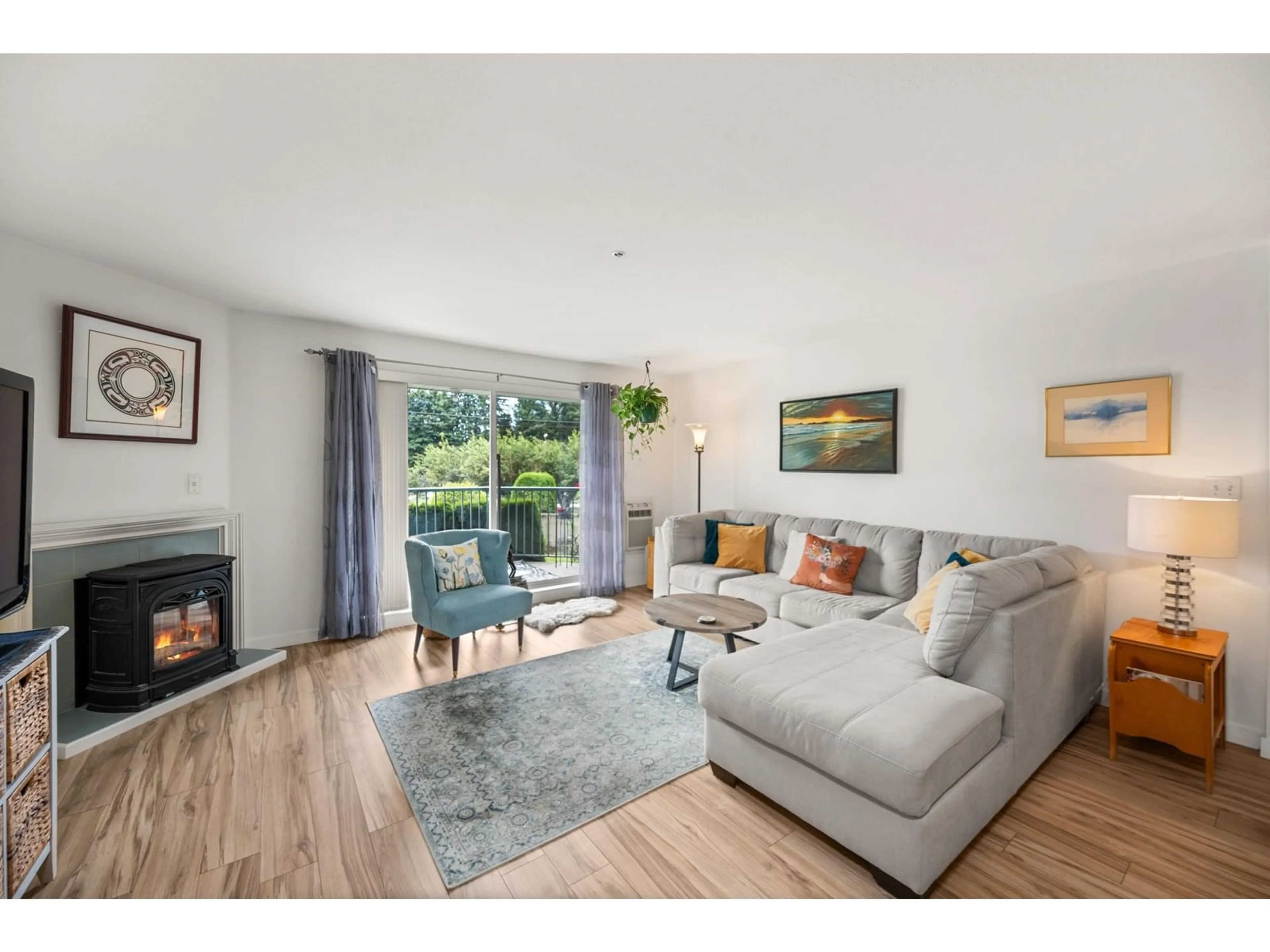 Living room with furniture, wood/laminate floor for 122 - 2451 GLADWIN, Abbotsford British Columbia V2T3N8