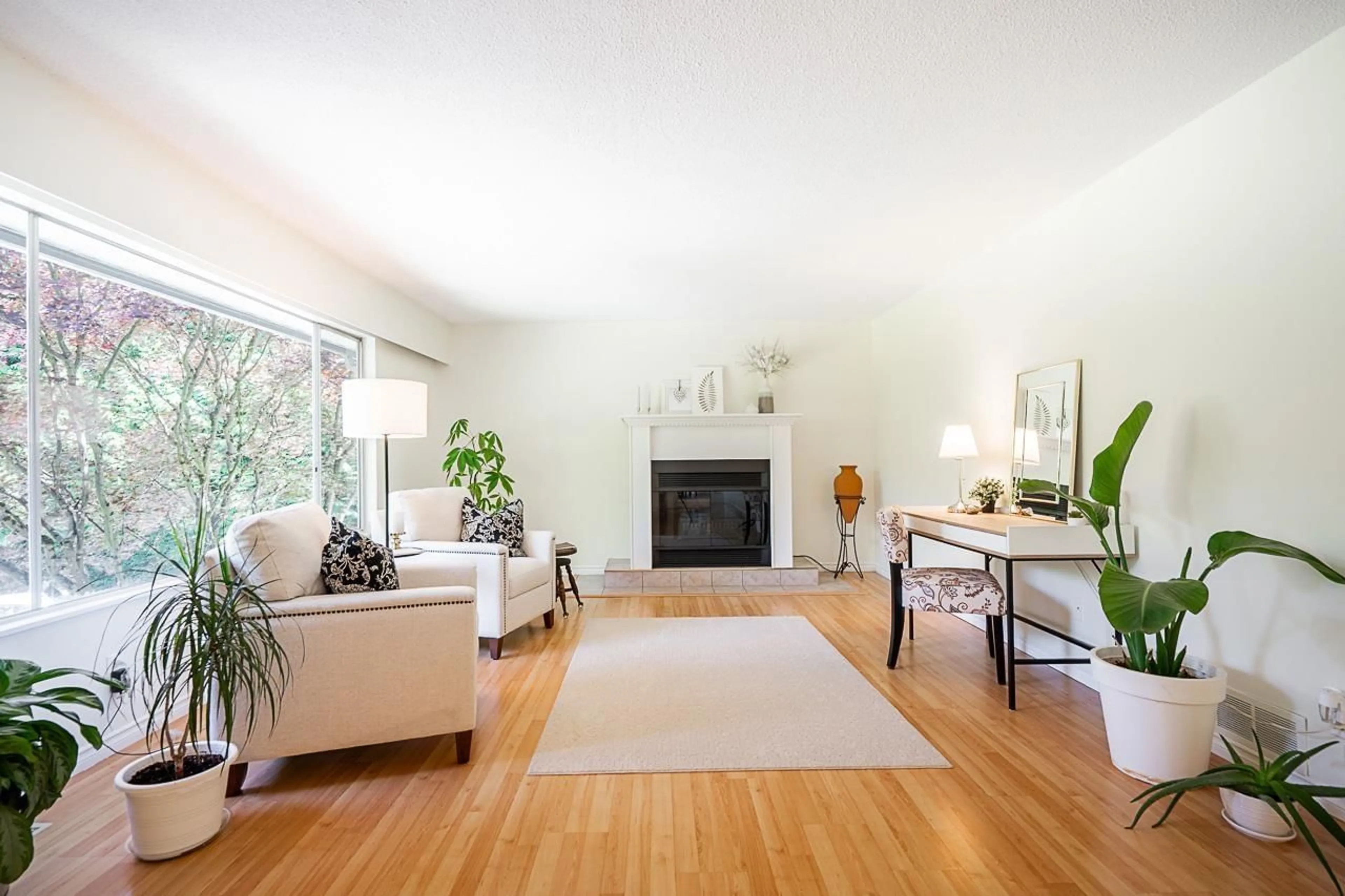 Living room with furniture, wood/laminate floor for 18792 88, Surrey British Columbia V4N5T1
