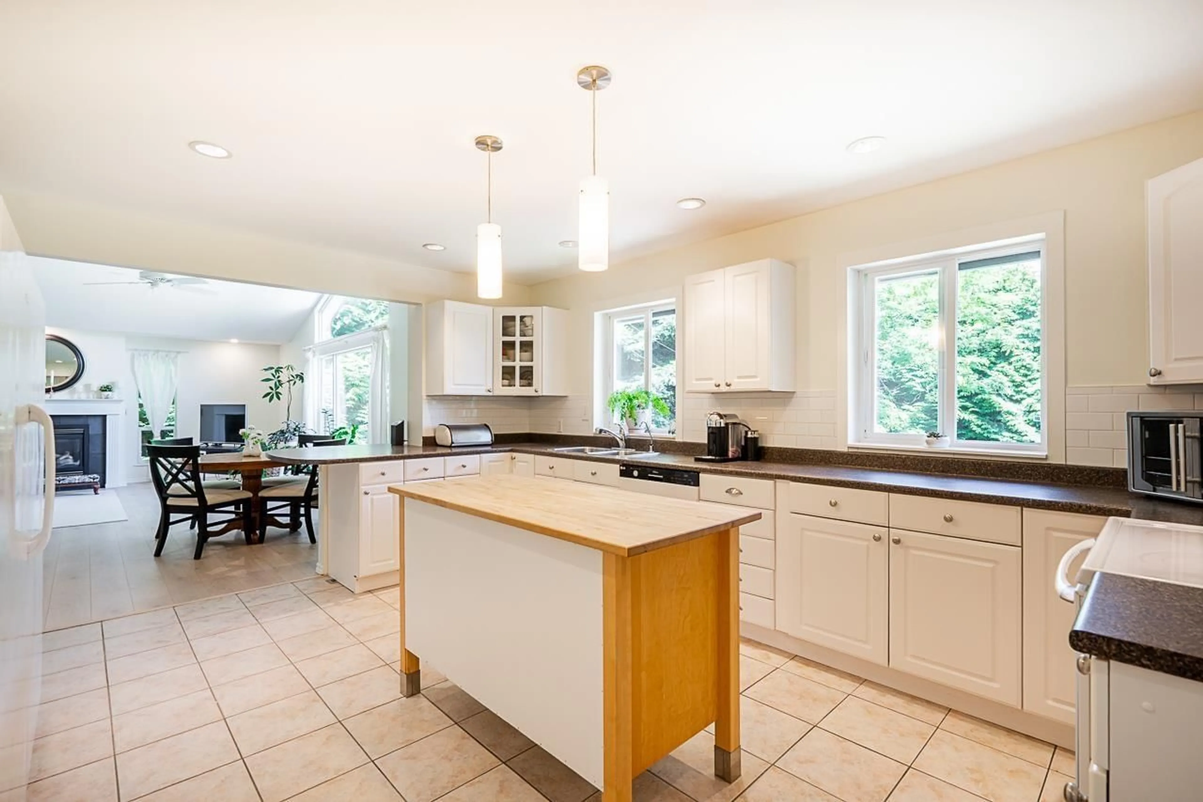 Open concept kitchen, ceramic/tile floor for 18792 88, Surrey British Columbia V4N5T1