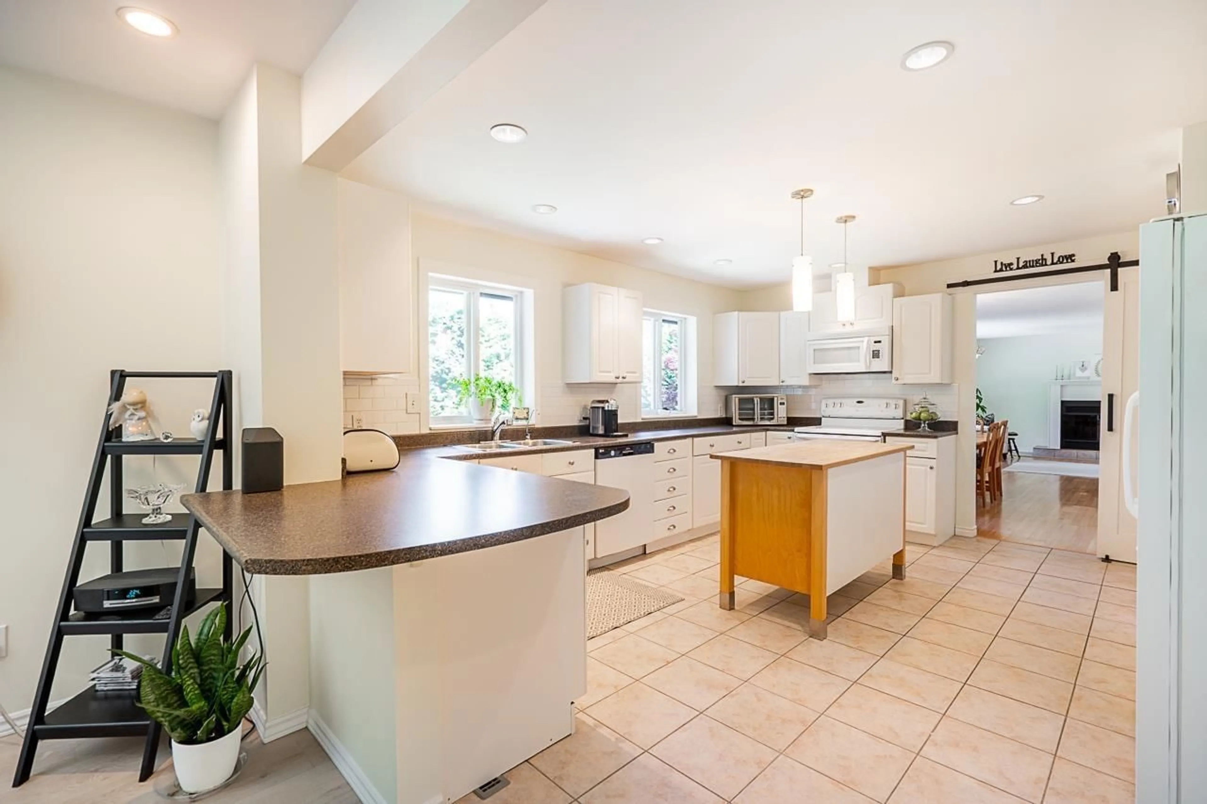 Open concept kitchen, ceramic/tile floor for 18792 88, Surrey British Columbia V4N5T1