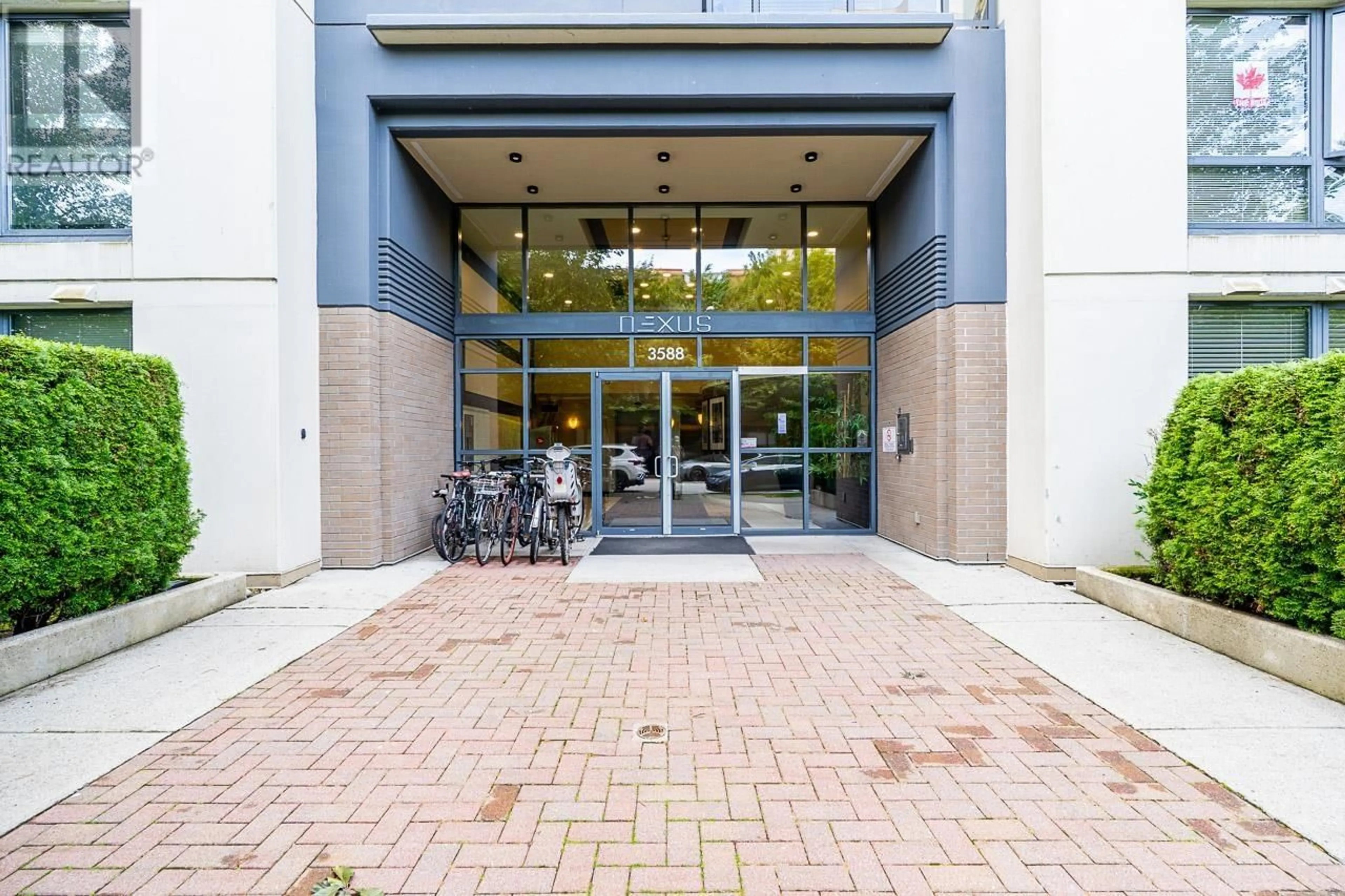 Indoor foyer for 1009 - 3588 CROWLEY DRIVE, Vancouver British Columbia V5R6H3