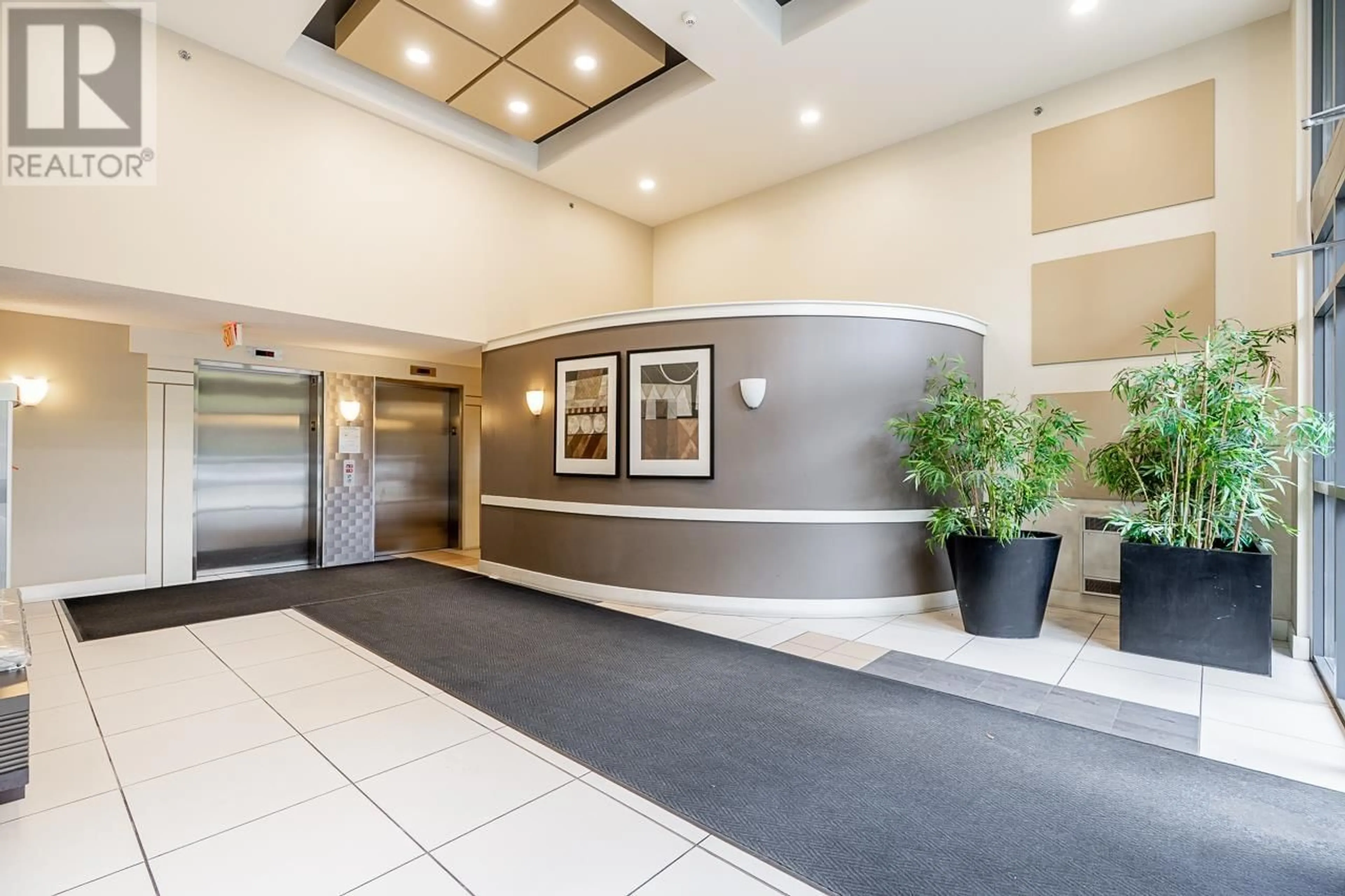 Indoor foyer for 1009 - 3588 CROWLEY DRIVE, Vancouver British Columbia V5R6H3