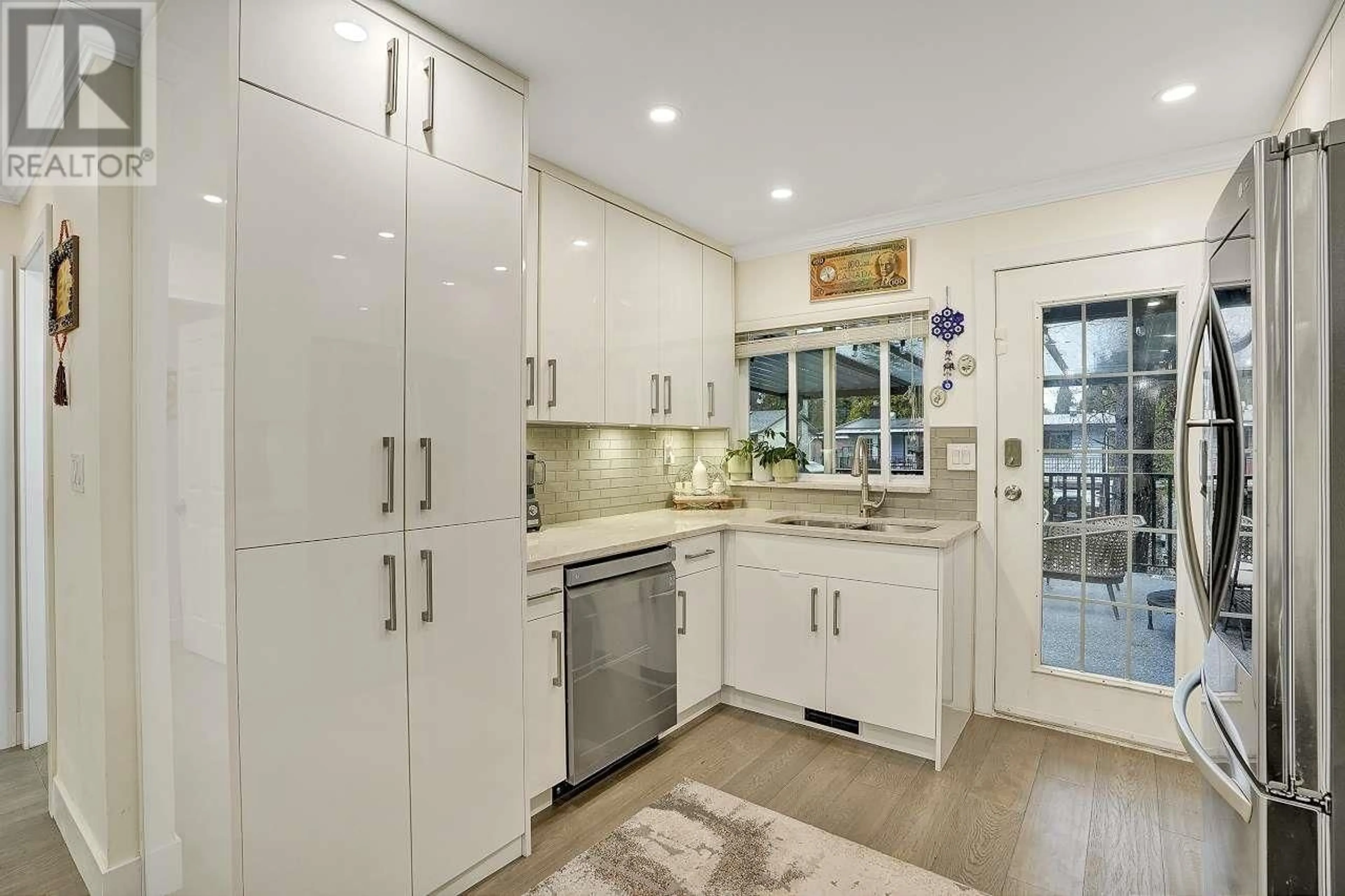Open concept kitchen, ceramic/tile floor for 1543 CHADWICK AVENUE, Port Coquitlam British Columbia V3B5E9