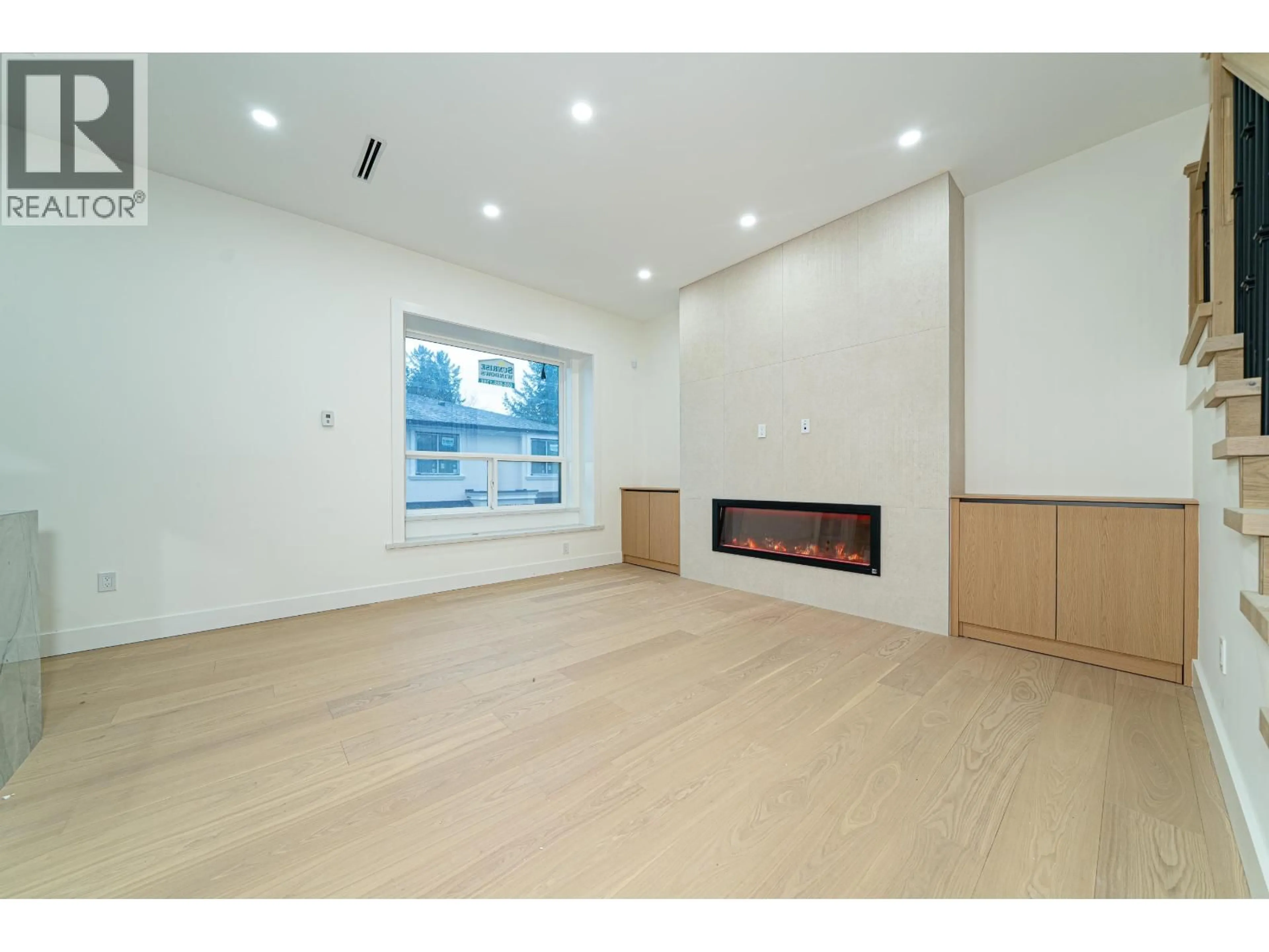 A pic of a room for 1 - 5091 BUXTON STREET, Burnaby British Columbia V5H1J7