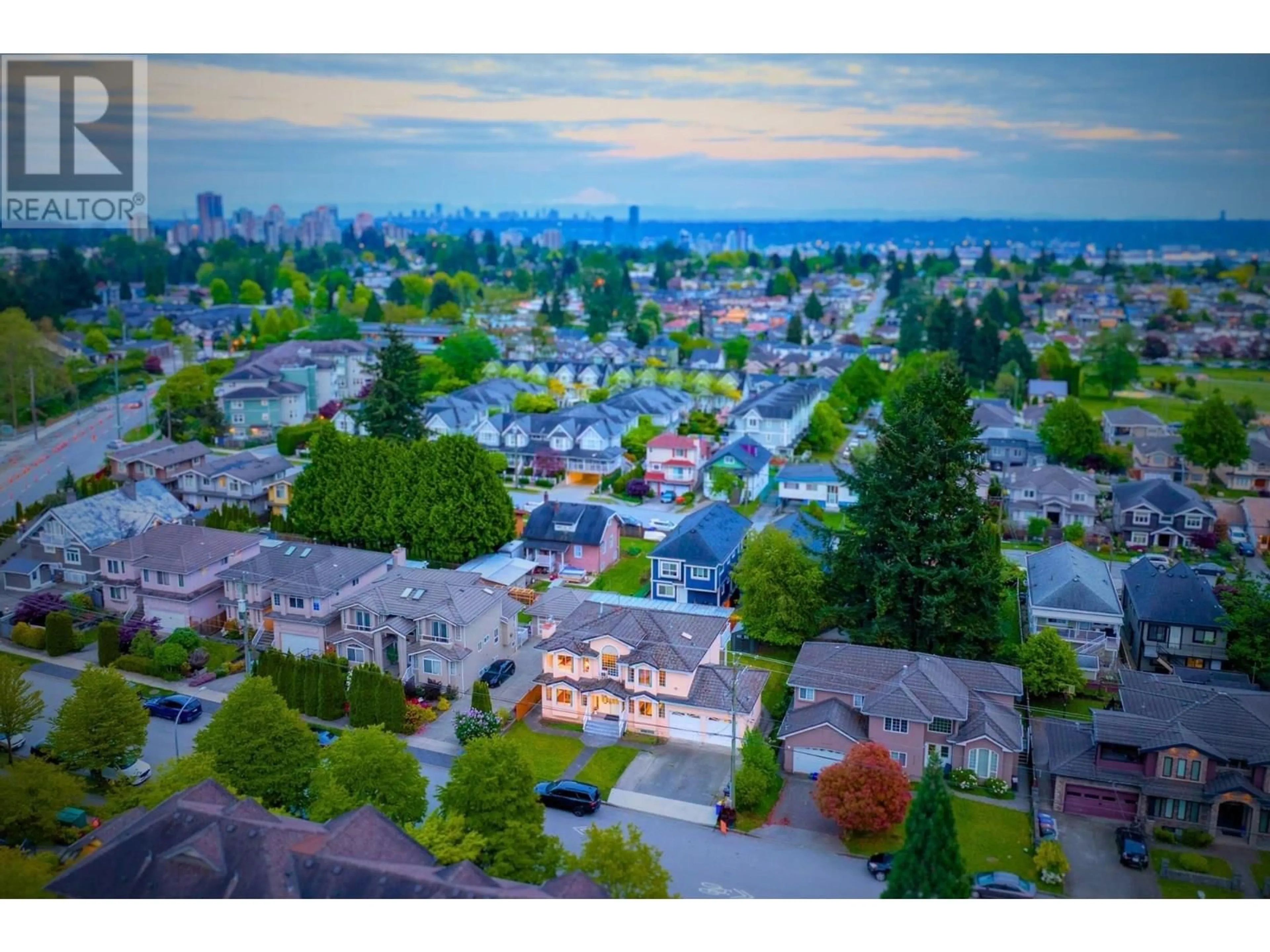 A pic from outside/outdoor area/front of a property/back of a property/a pic from drone, unknown for 7336 16TH AVENUE, Burnaby British Columbia V3N1N8