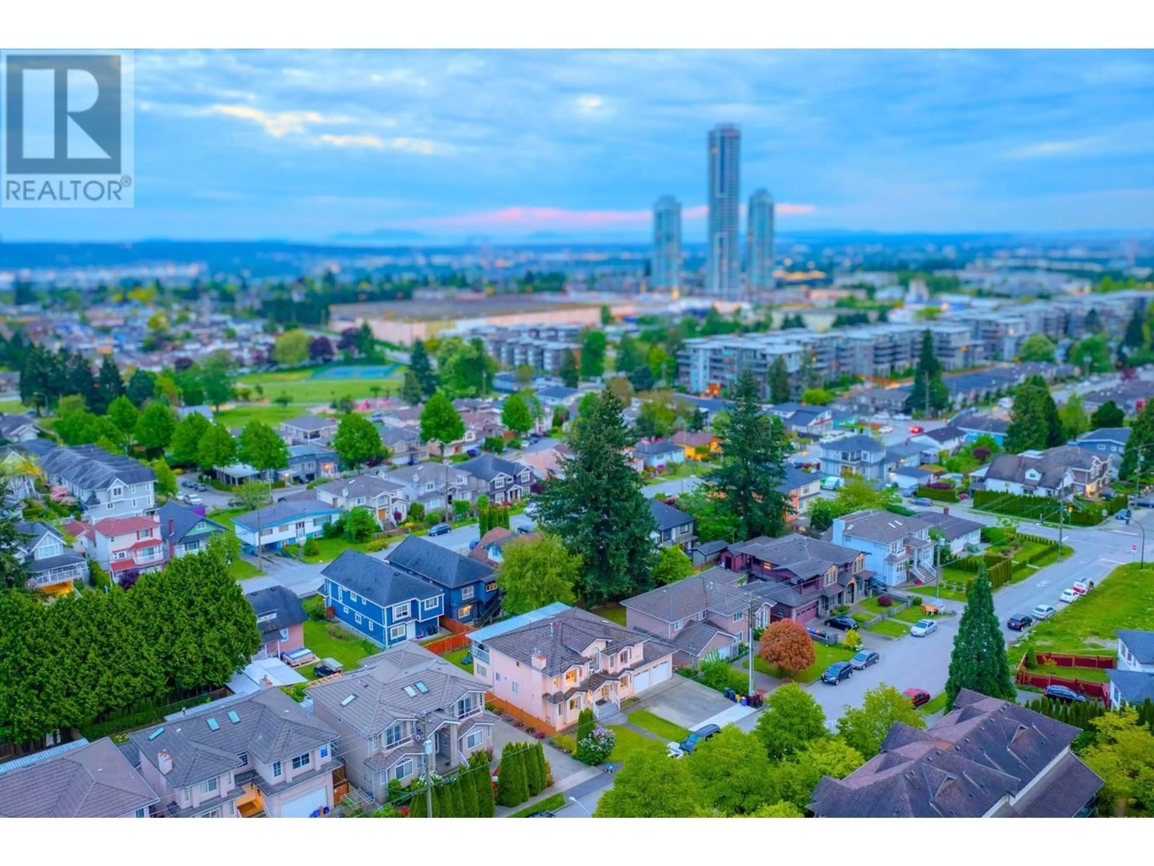 A pic from outside/outdoor area/front of a property/back of a property/a pic from drone, city buildings view from balcony for 7336 16TH AVENUE, Burnaby British Columbia V3N1N8