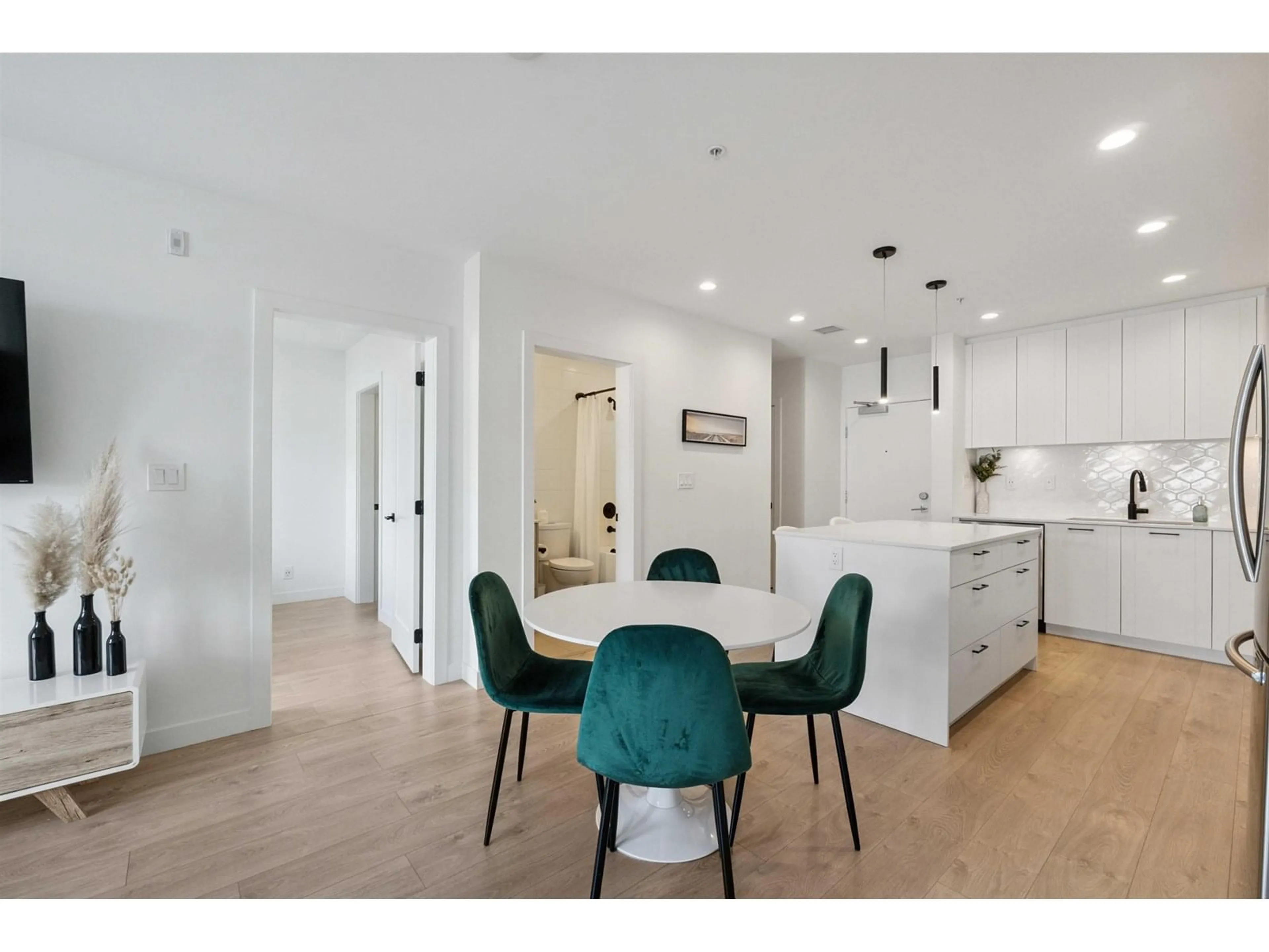 Open concept kitchen, unknown for B404 - 20018 83A, Langley British Columbia V2Y3Y5