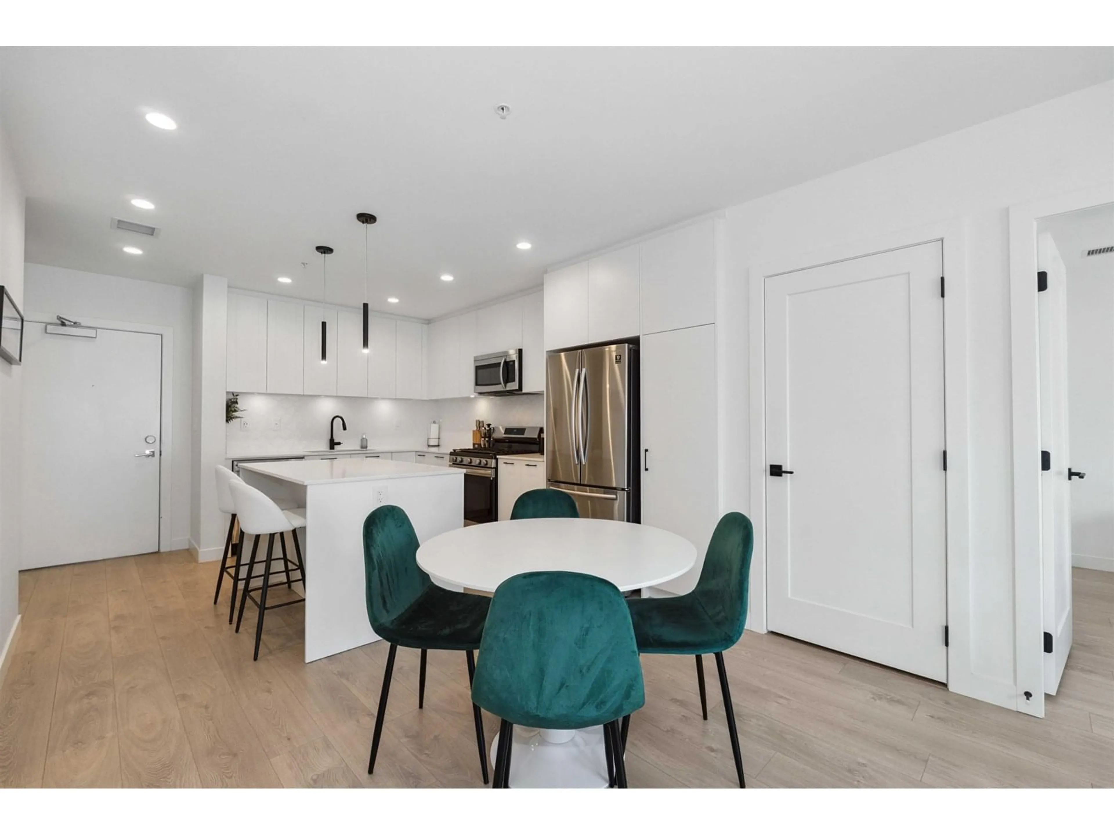 Open concept kitchen, unknown for B404 - 20018 83A, Langley British Columbia V2Y3Y5