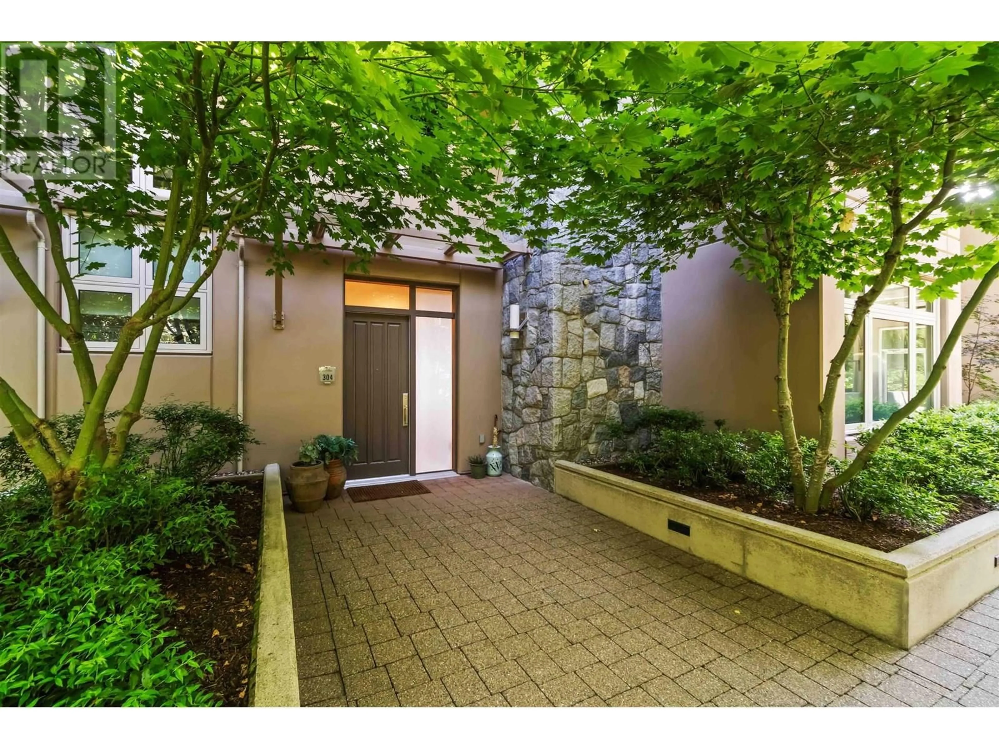 Indoor entryway for 304 - 2535 GARDEN COURT, West Vancouver British Columbia V7S0A1