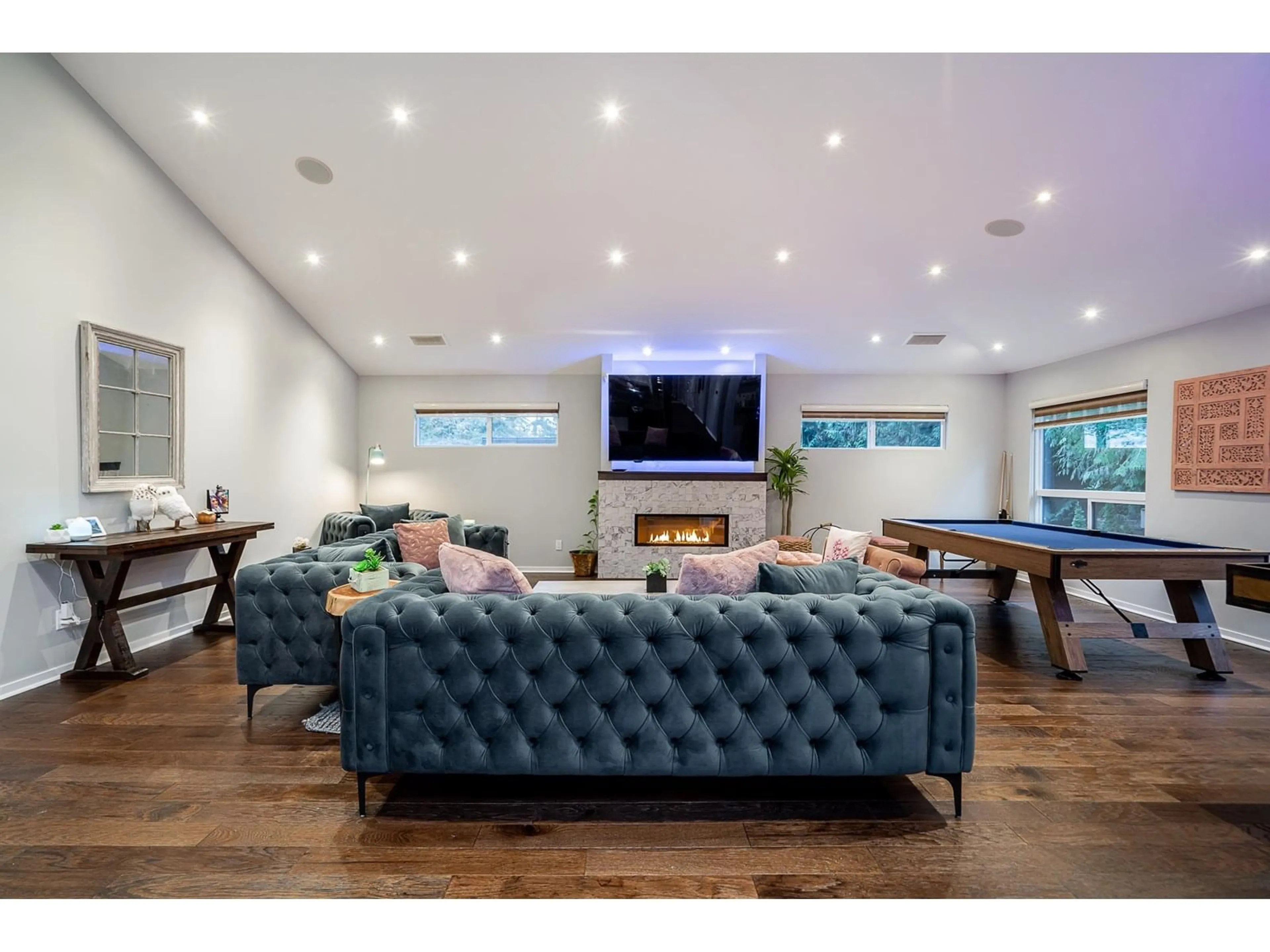 Living room with furniture, wood/laminate floor for 2800 BAYVIEW, Surrey British Columbia V4A2Z4