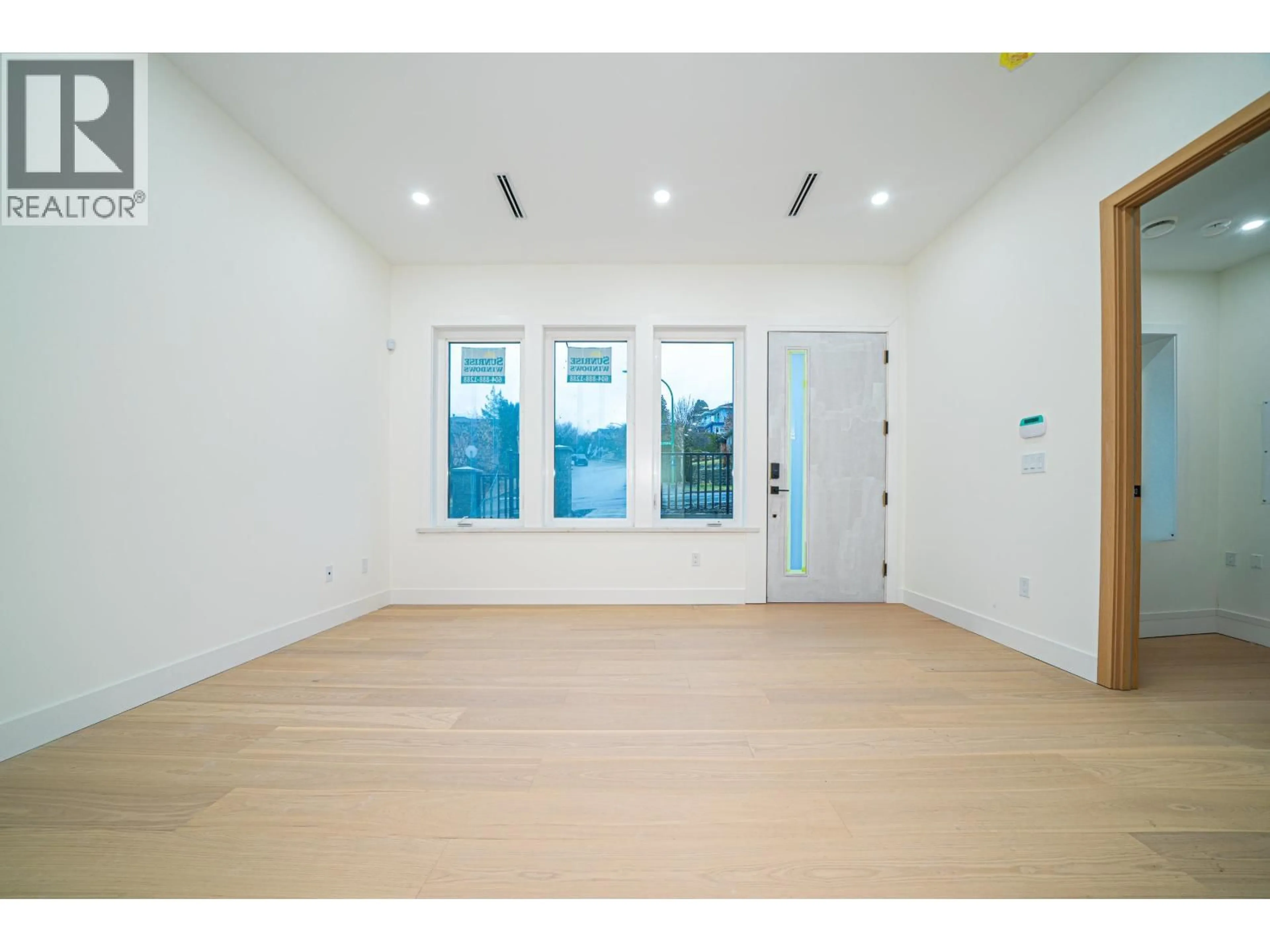 Indoor foyer for 2 - 5091 BUXTON STREET, Burnaby British Columbia V5H1J7