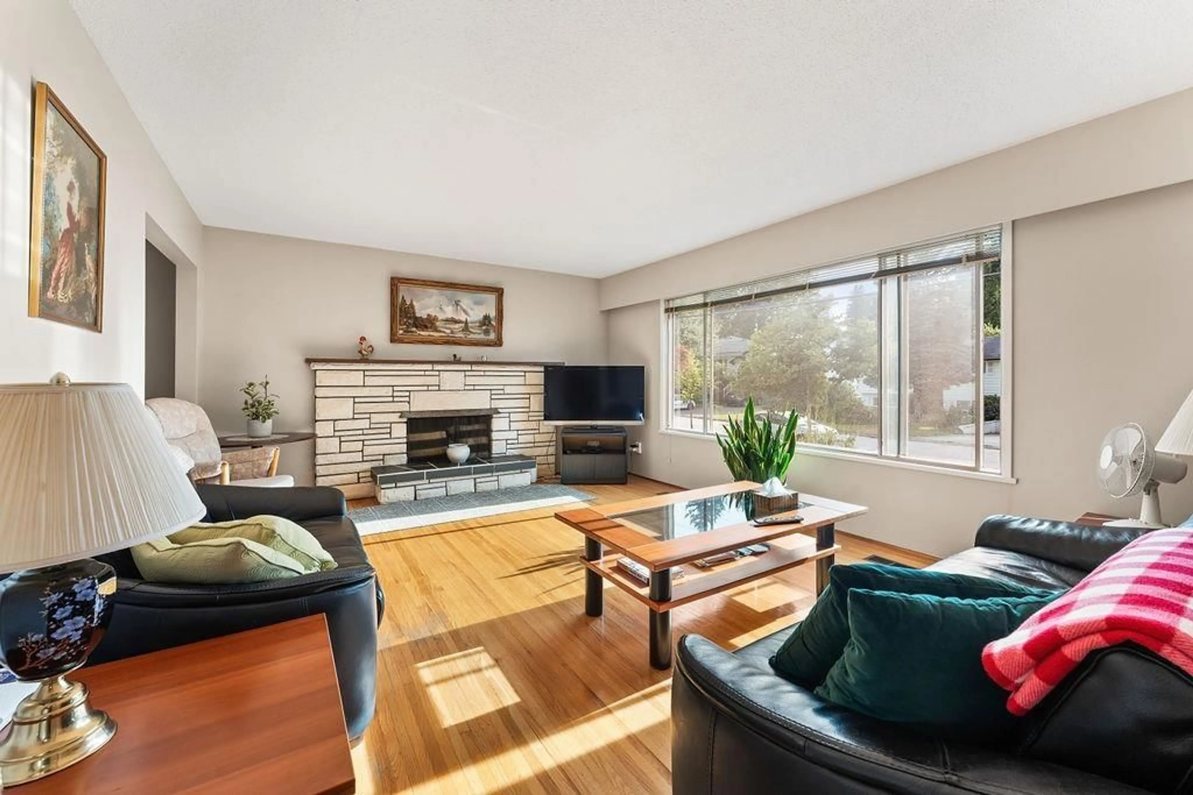 Living room with furniture, wood/laminate floor for 10974 144A, Surrey British Columbia V3R3R2