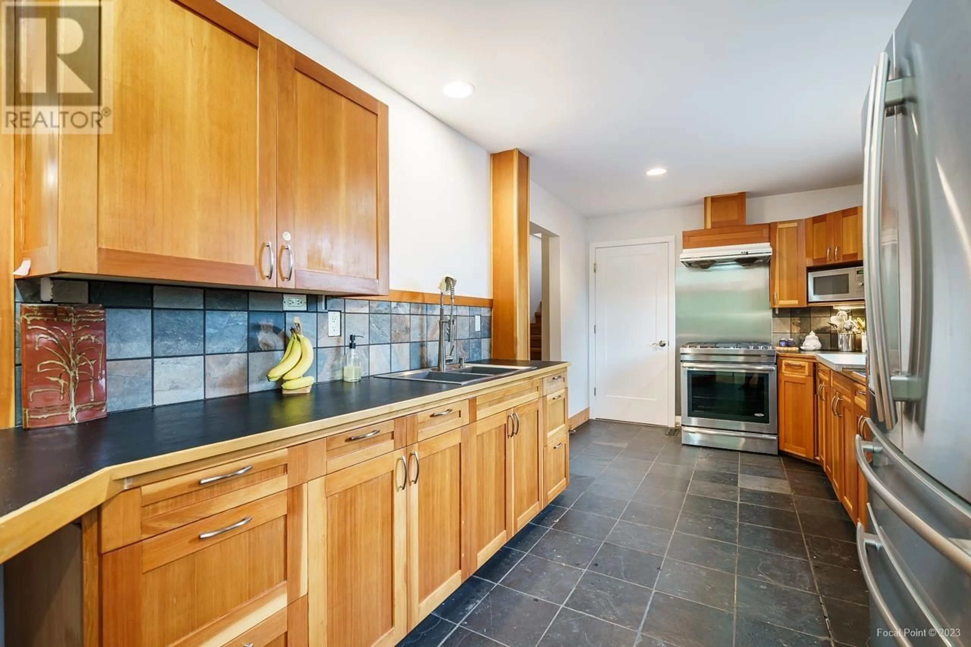 Standard kitchen, ceramic/tile floor for 5 VIEW COURT, Port Moody British Columbia V3H3X3