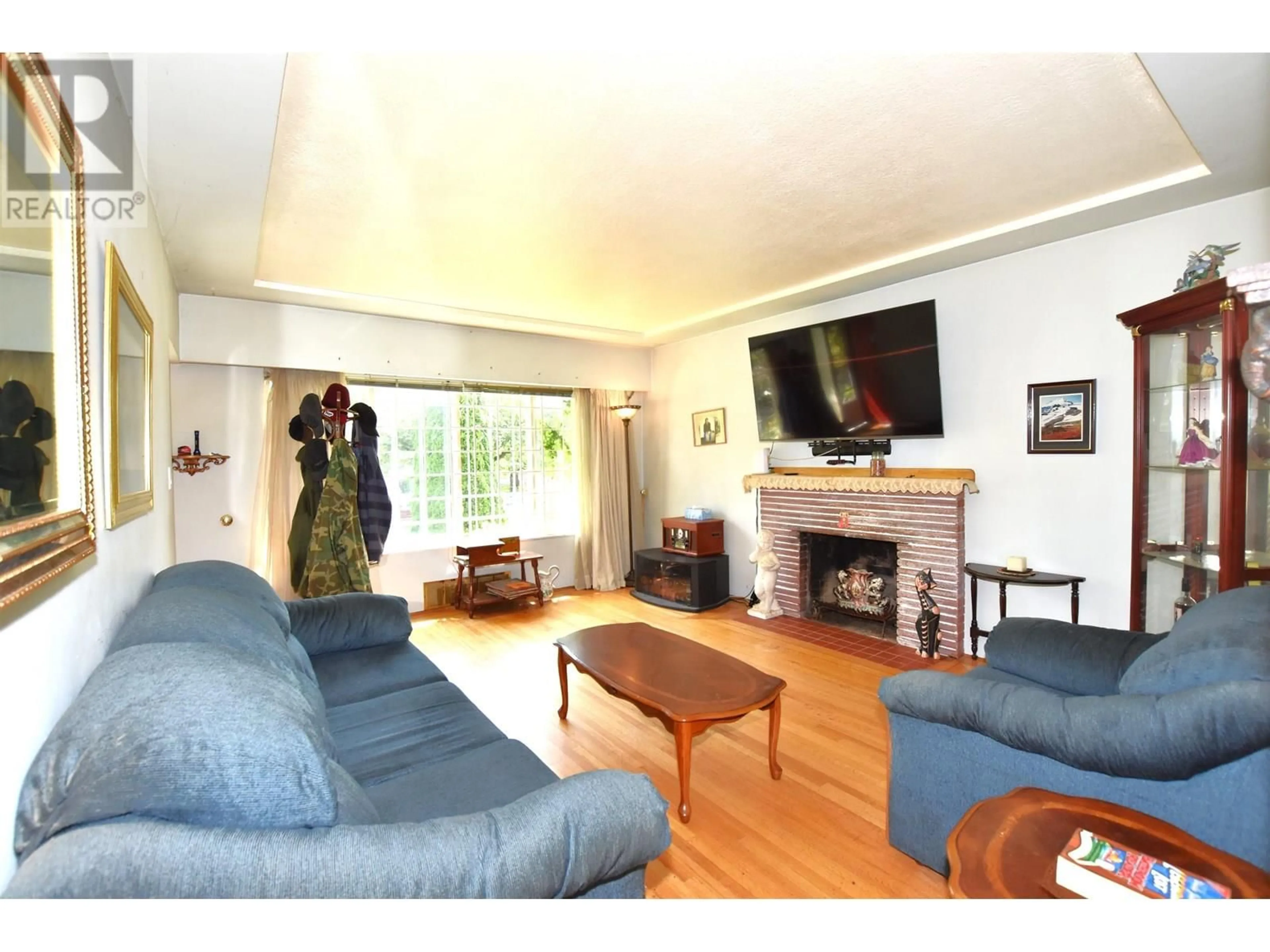 Living room with furniture, wood/laminate floor for 3561 23RD AVENUE, Vancouver British Columbia V5R1C3