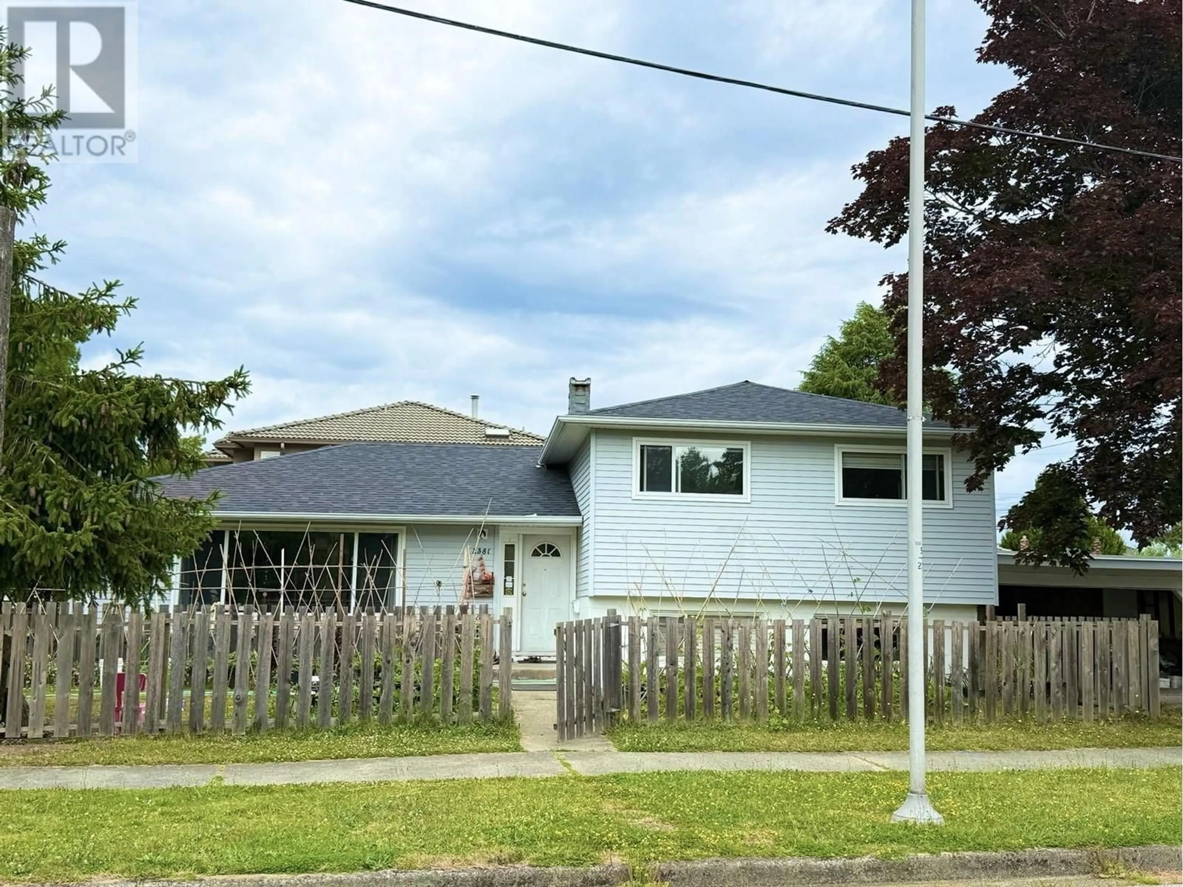 A pic from outside/outdoor area/front of a property/back of a property/a pic from drone, street for 2381 OLIVER CRESCENT, Vancouver British Columbia V6L1S6