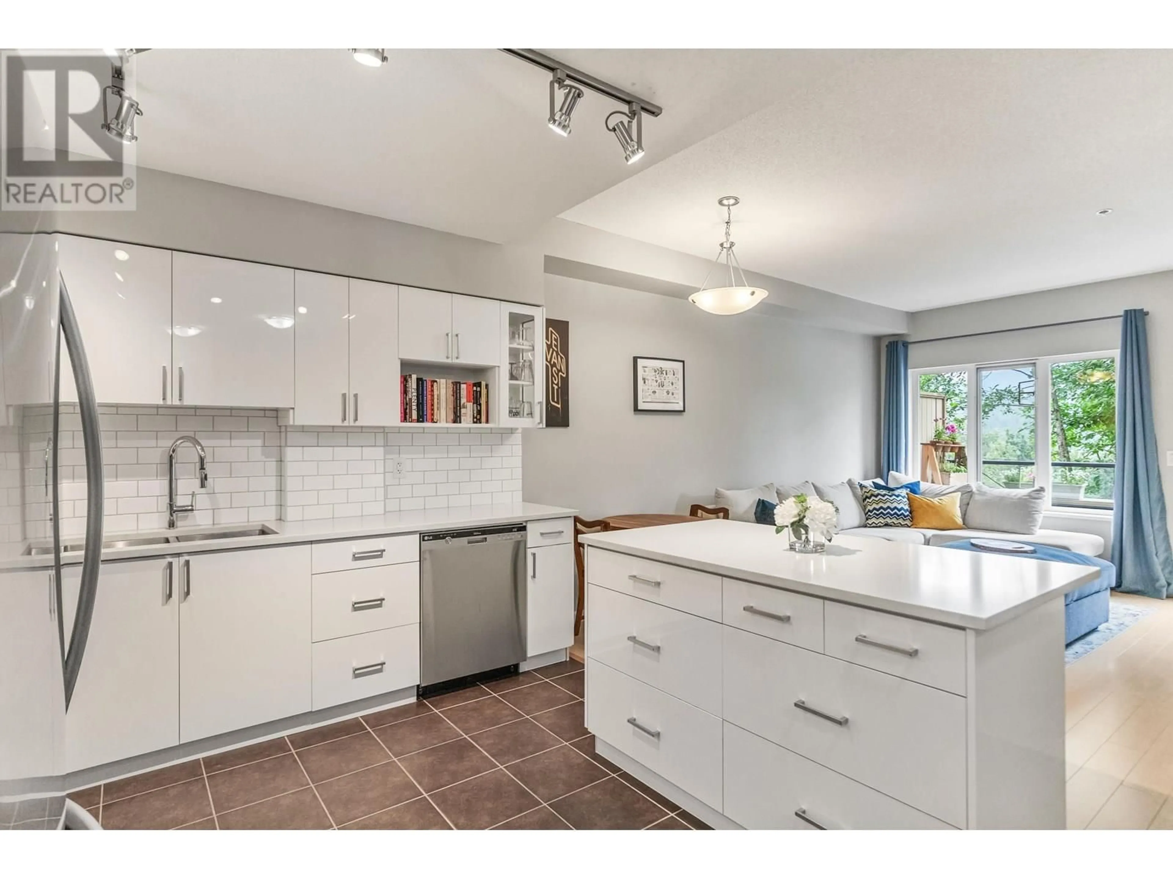Open concept kitchen, ceramic/tile floor for 109 - 160 SHORELINE CIRCLE, Port Moody British Columbia V3H0B2