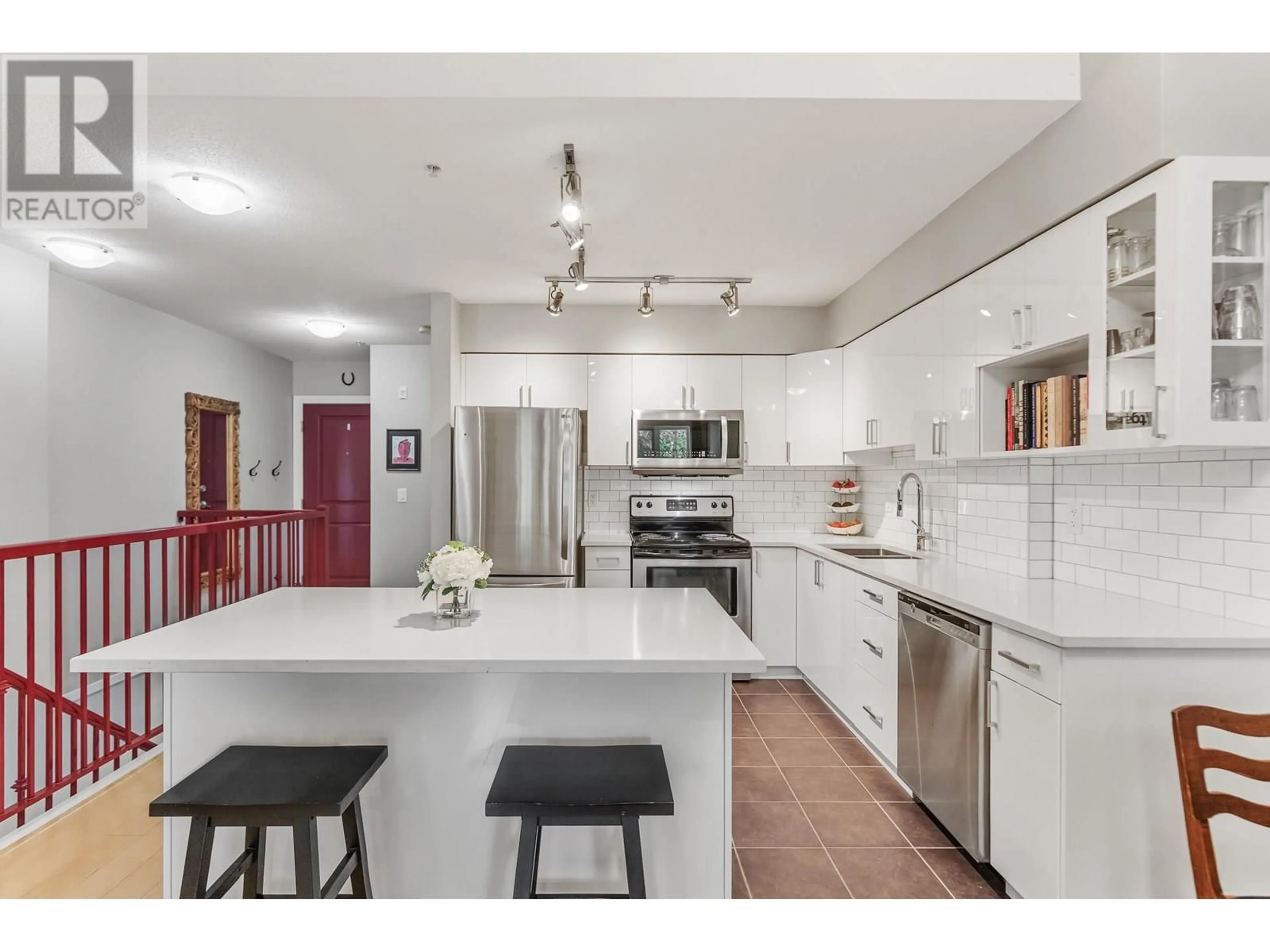 Open concept kitchen, ceramic/tile floor for 109 - 160 SHORELINE CIRCLE, Port Moody British Columbia V3H0B2