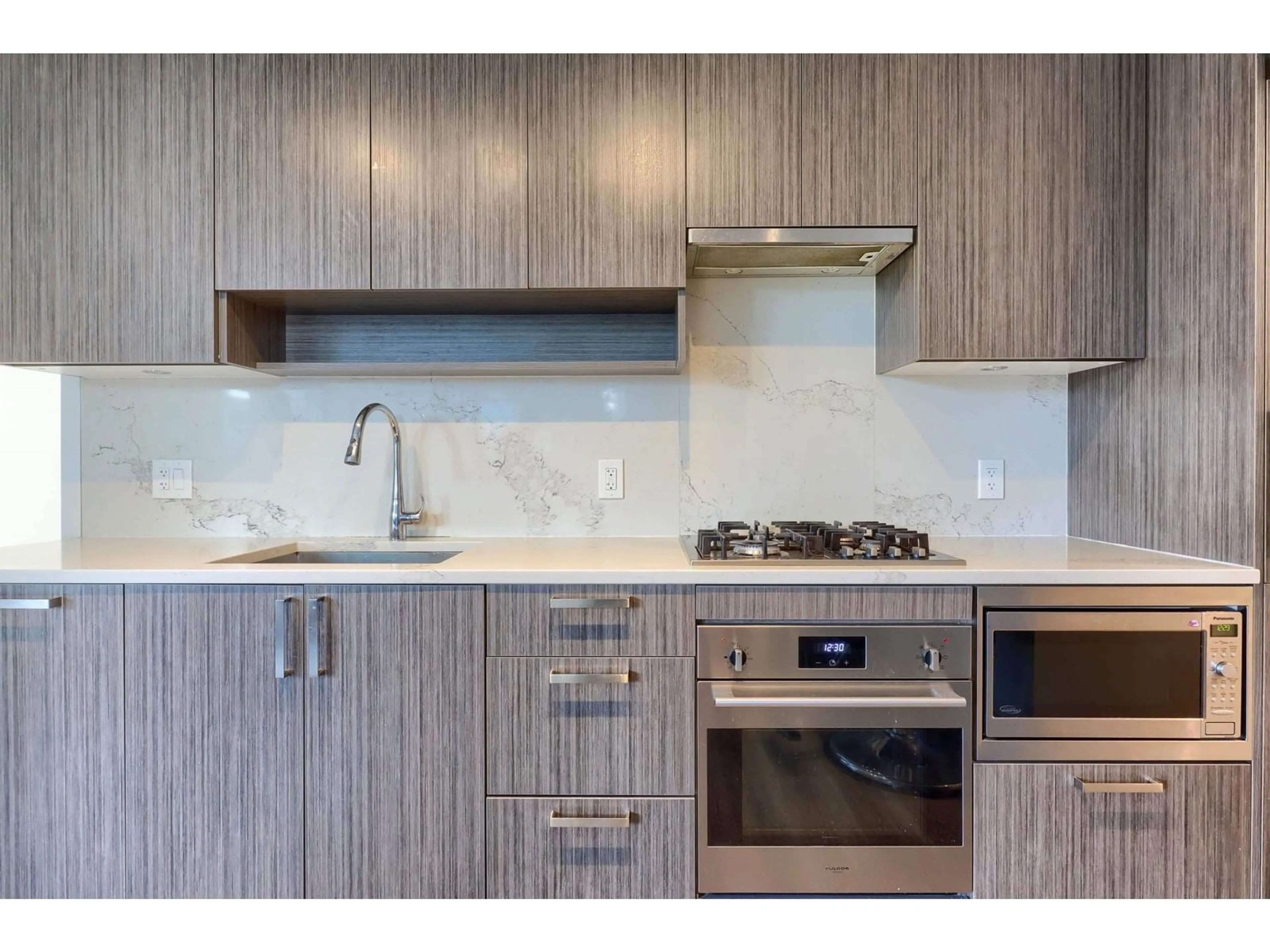 Standard kitchen, wood/laminate floor for 4105 - 13350 CENTRAL, Surrey British Columbia V3T0S1