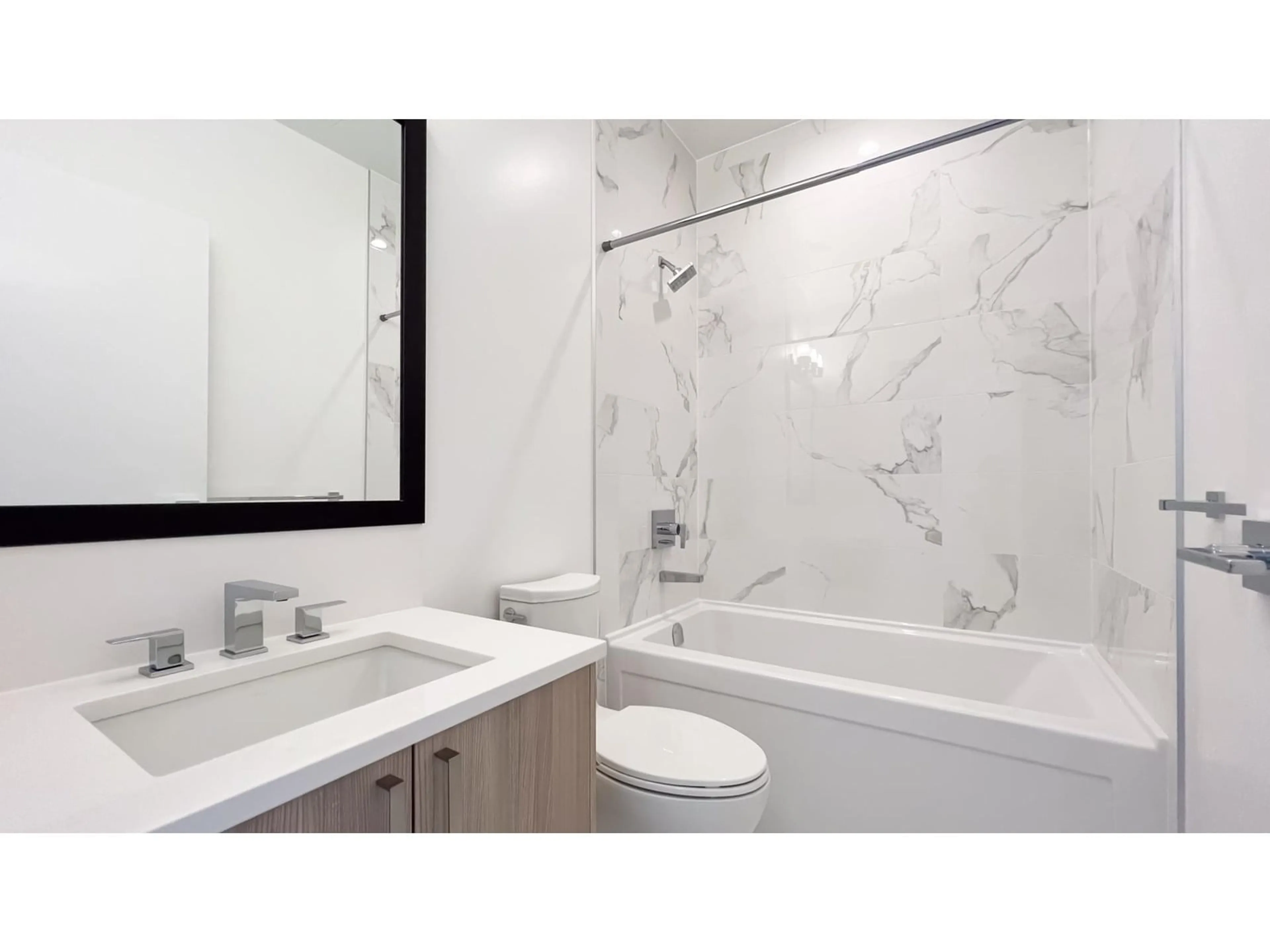 Contemporary bathroom, ceramic/tile floor for 4105 - 13350 CENTRAL, Surrey British Columbia V3T0S1