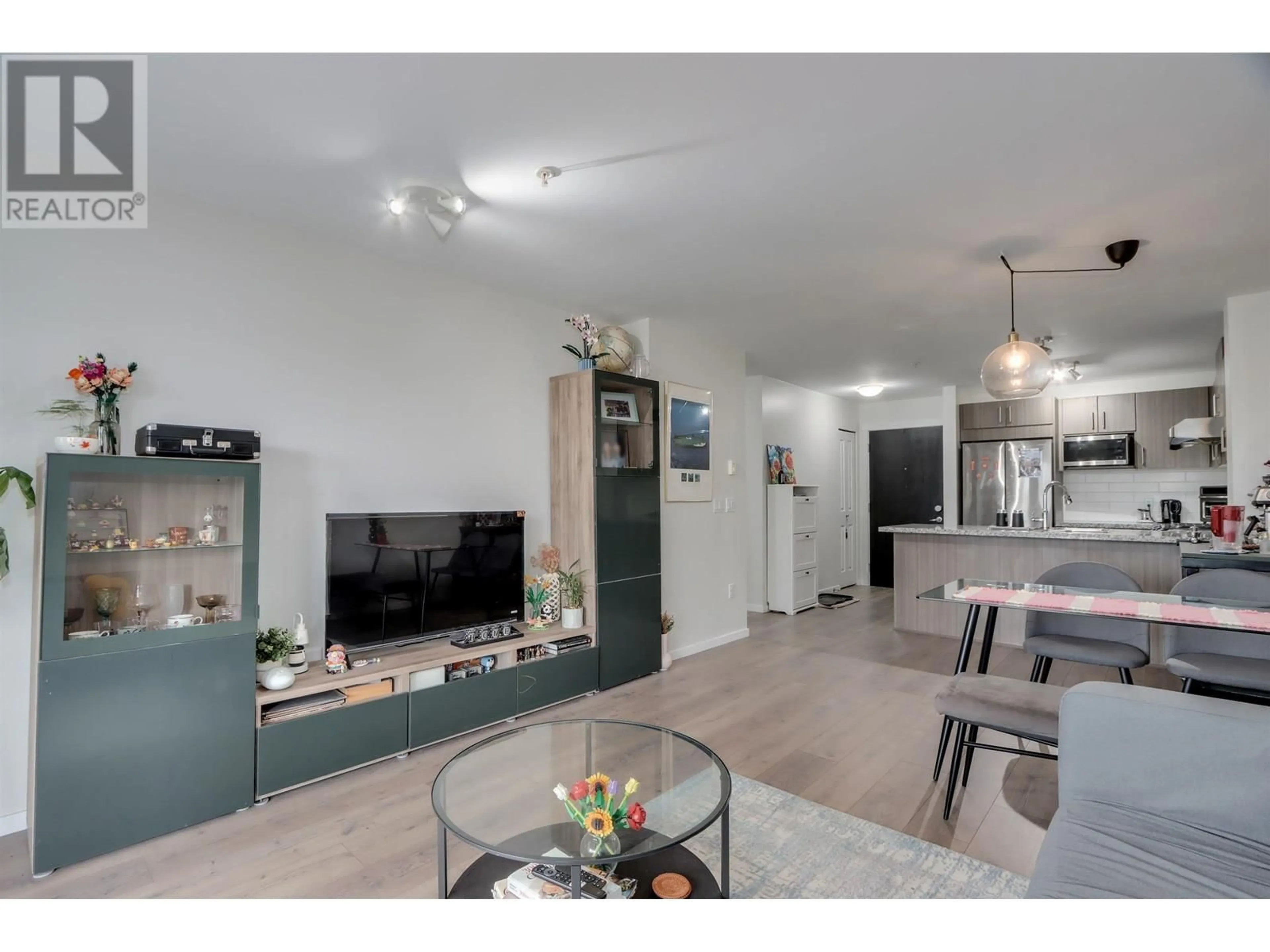 Living room with furniture, wood/laminate floor for 408 - 3178 DAYANEE SPRINGS BOULEVARD, Coquitlam British Columbia V3E0B9