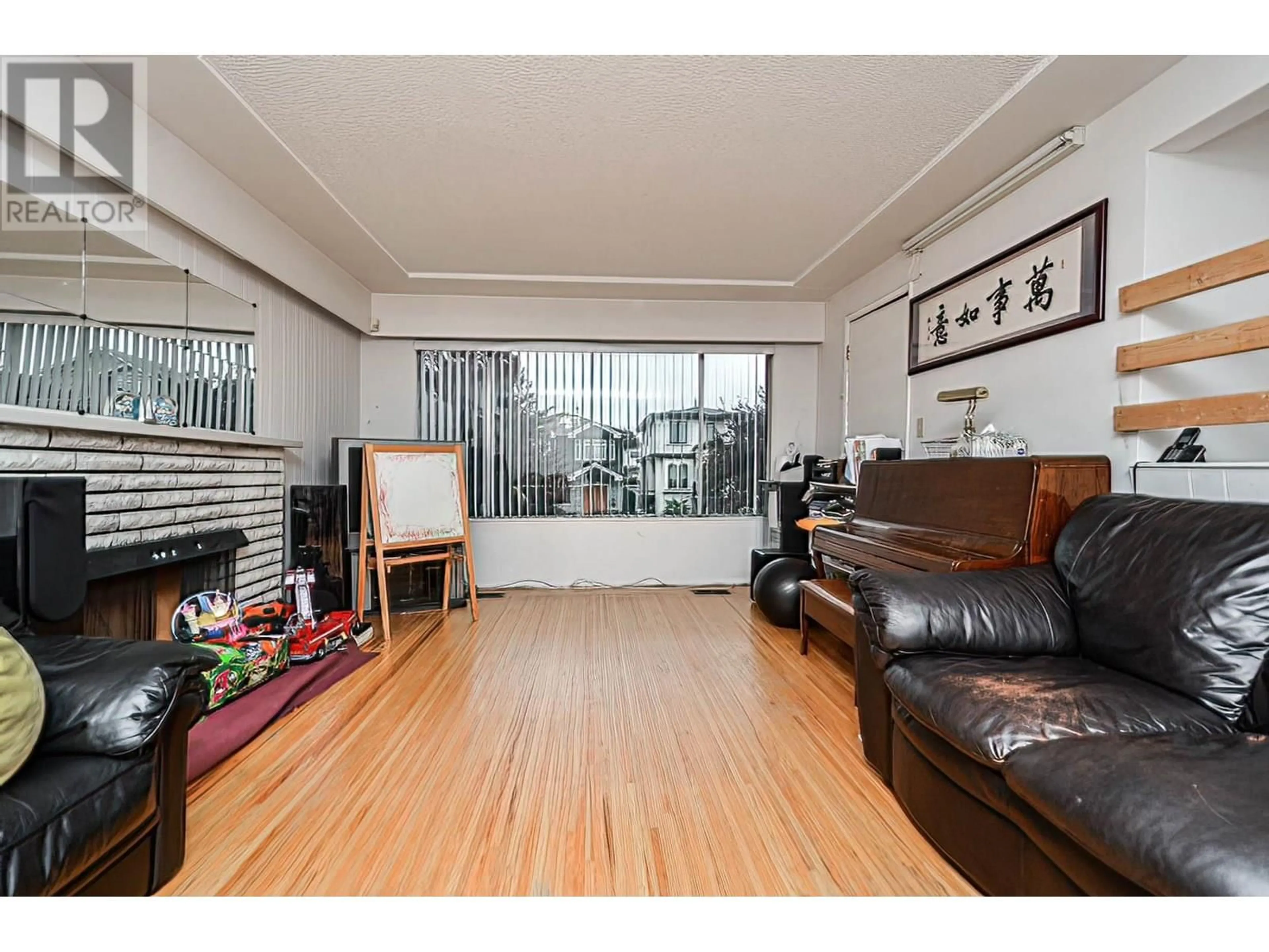 Living room with furniture, wood/laminate floor for 6021 COMMERCIAL STREET, Vancouver British Columbia V5P3P1