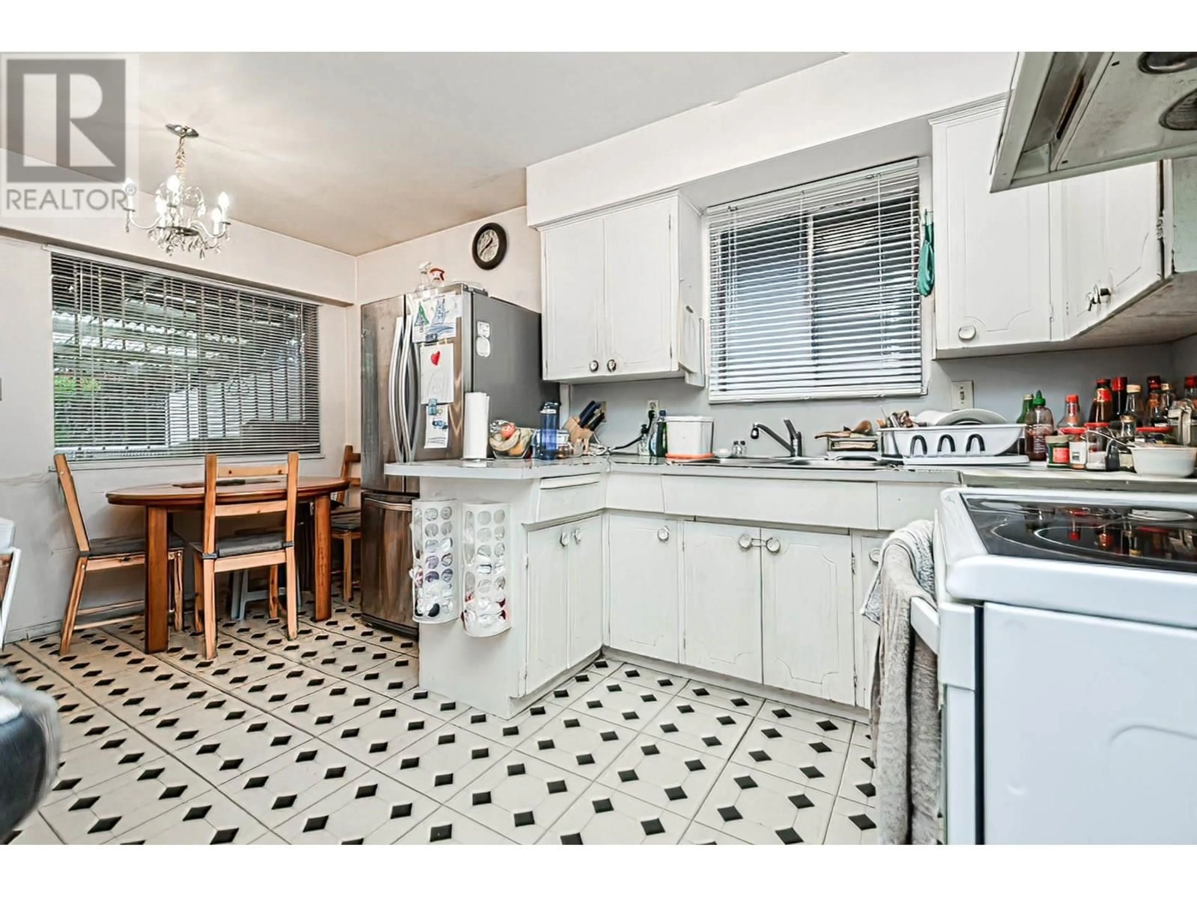 Standard kitchen, ceramic/tile floor for 6021 COMMERCIAL STREET, Vancouver British Columbia V5P3P1