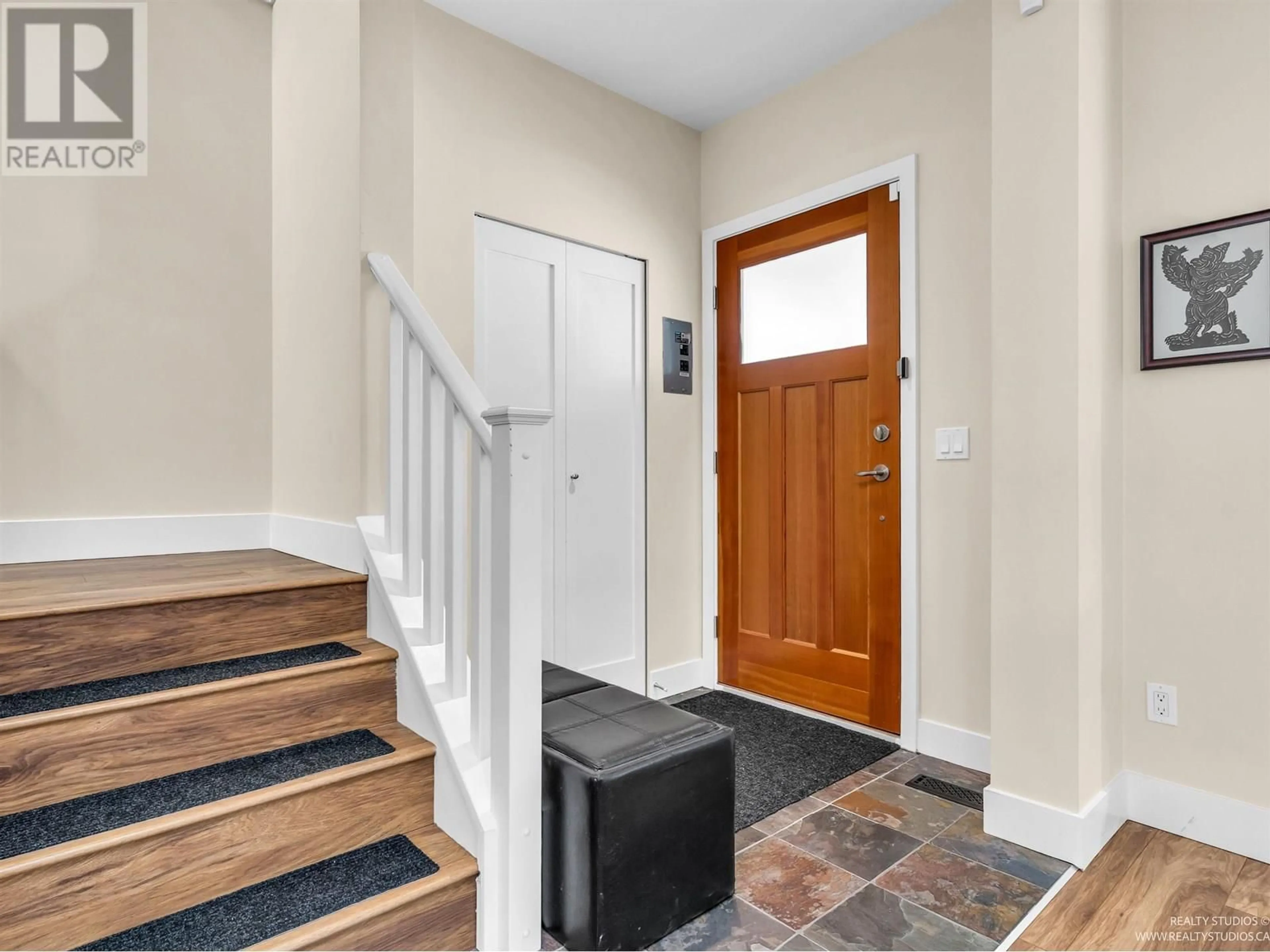 Indoor entryway for 217 JENSEN STREET, New Westminster British Columbia V3M0E7