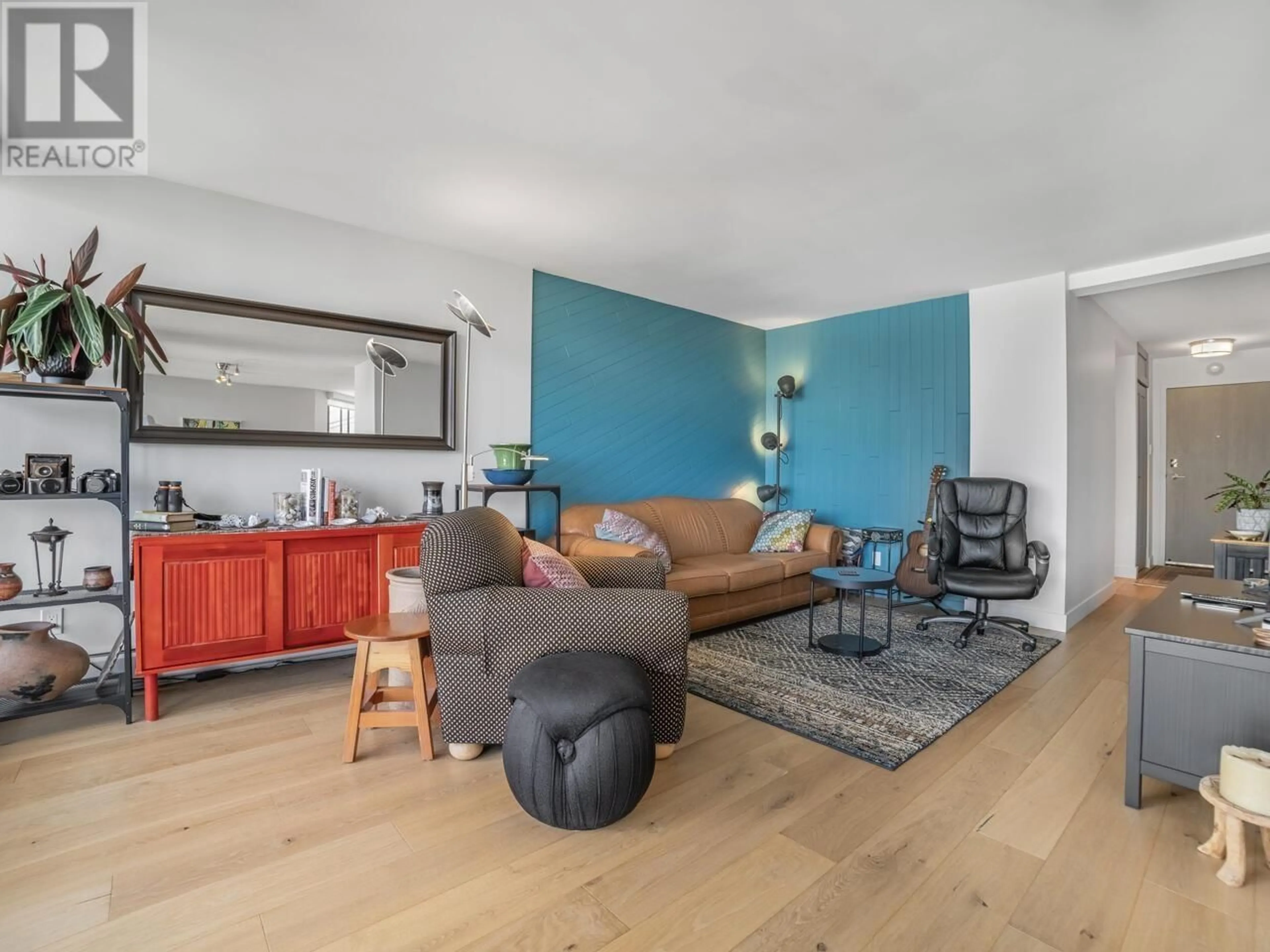 Living room with furniture, wood/laminate floor for 1104 - 710 SEVENTH AVENUE, New Westminster British Columbia V3M5V3