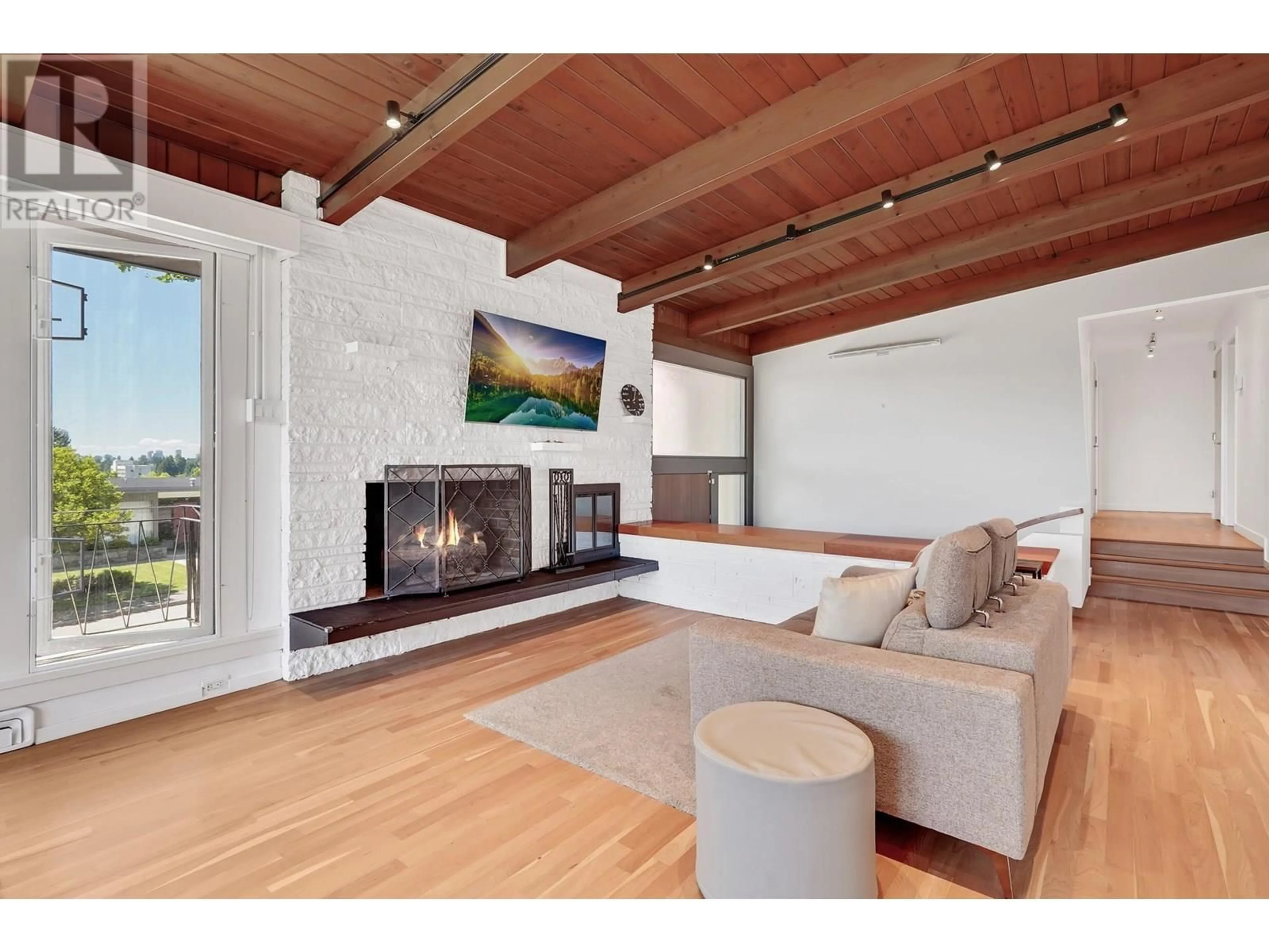 Living room with furniture, wood/laminate floor for 821 JACKSON CRESCENT, New Westminster British Columbia V3L4S1