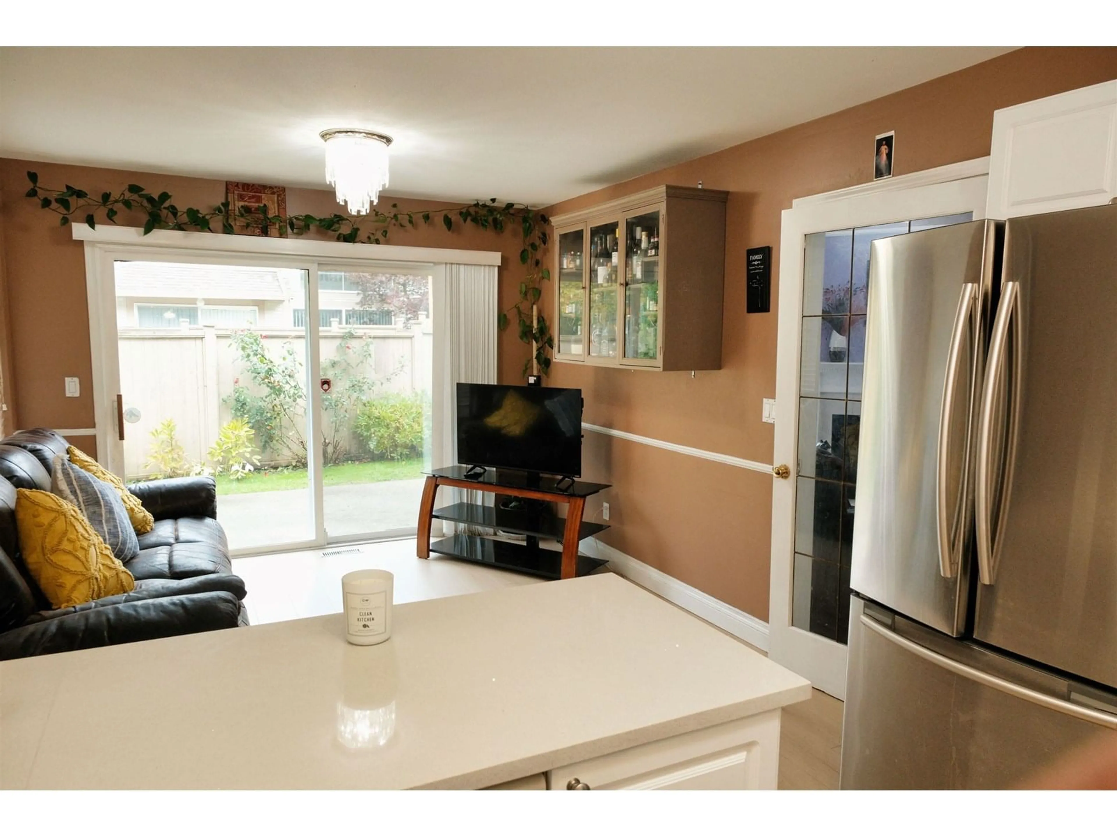 Open concept kitchen, ceramic/tile floor for 9 - 12165 75, Surrey British Columbia V3W0W7