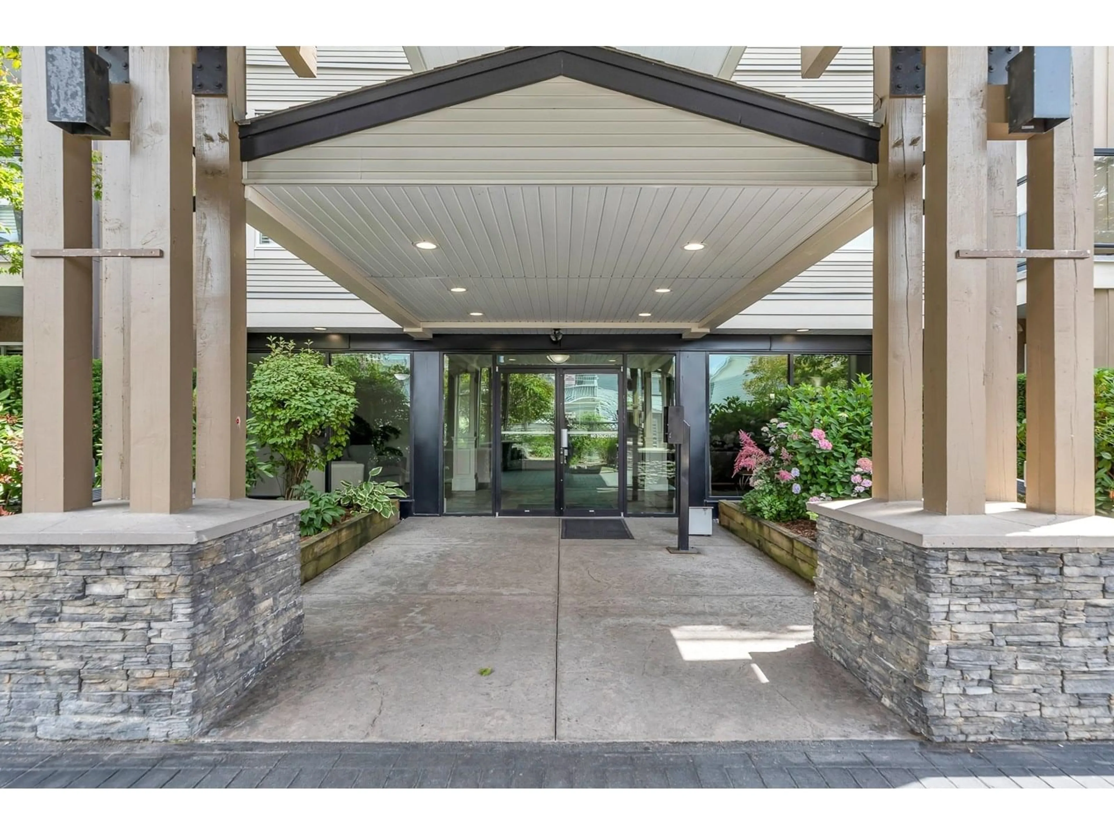 Indoor foyer for 104 - 32729 GARIBALDI, Abbotsford British Columbia V2T0A6