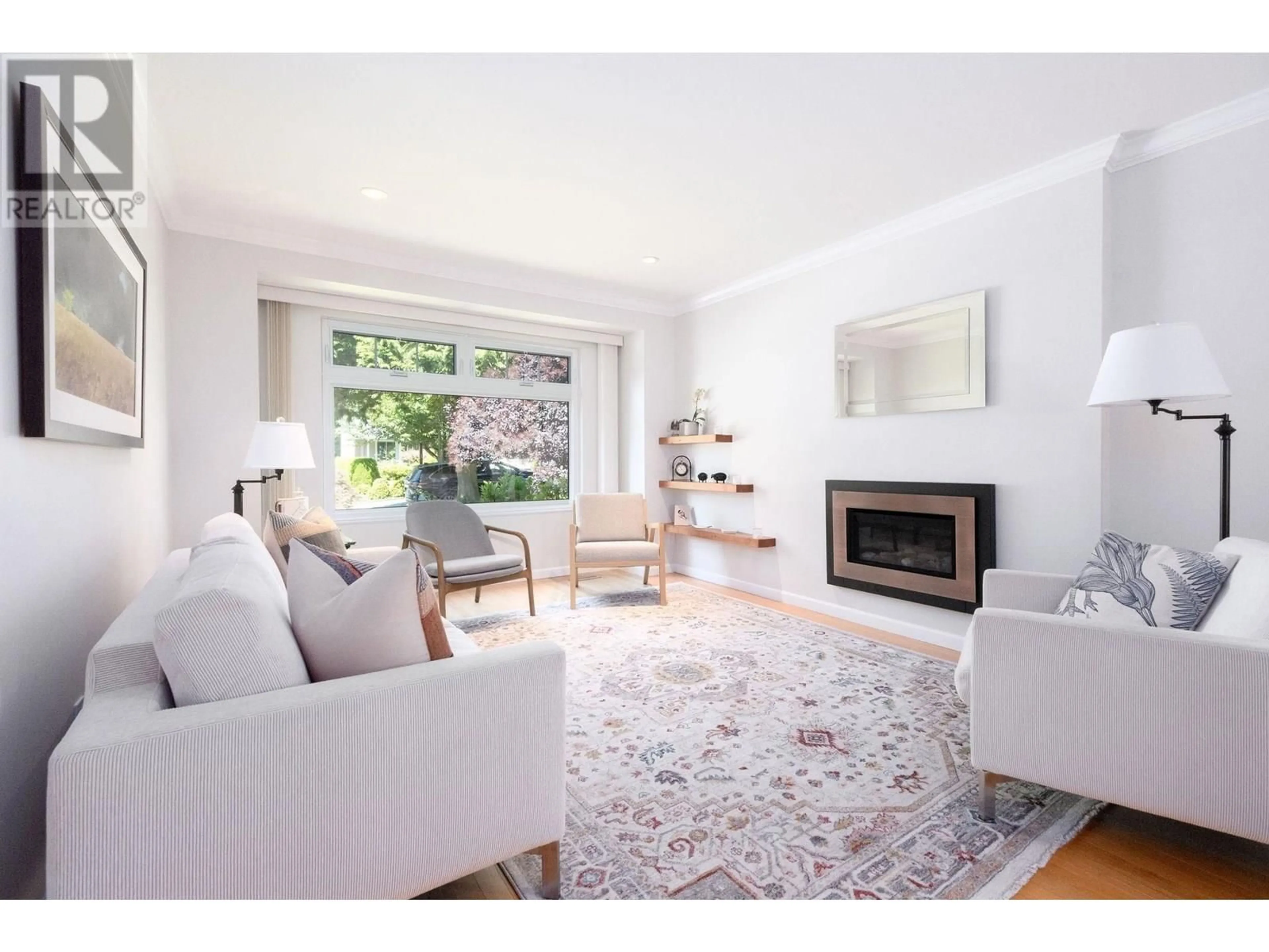 Living room with furniture, wood/laminate floor for 1504 JUBILEE COURT, North Vancouver British Columbia V7G2B9