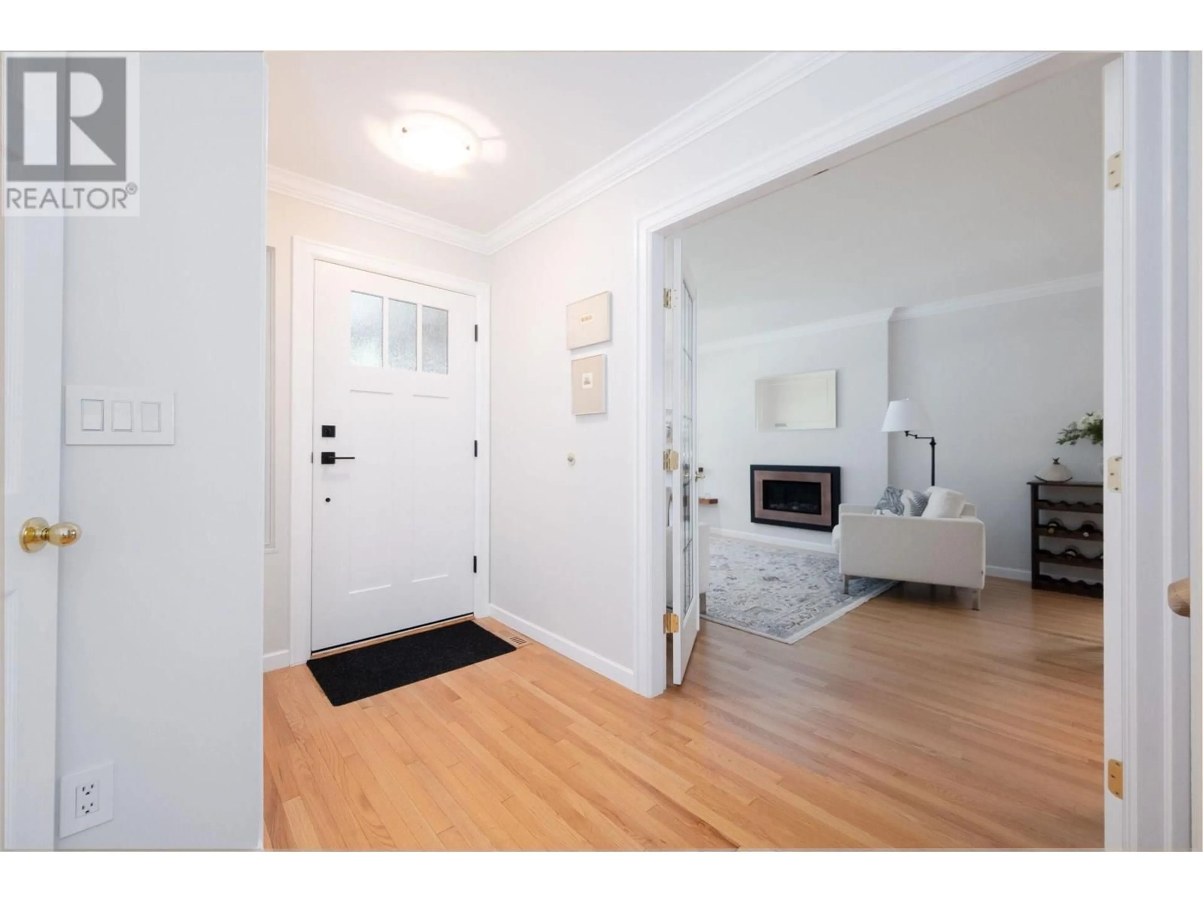 Indoor entryway for 1504 JUBILEE COURT, North Vancouver British Columbia V7G2B9