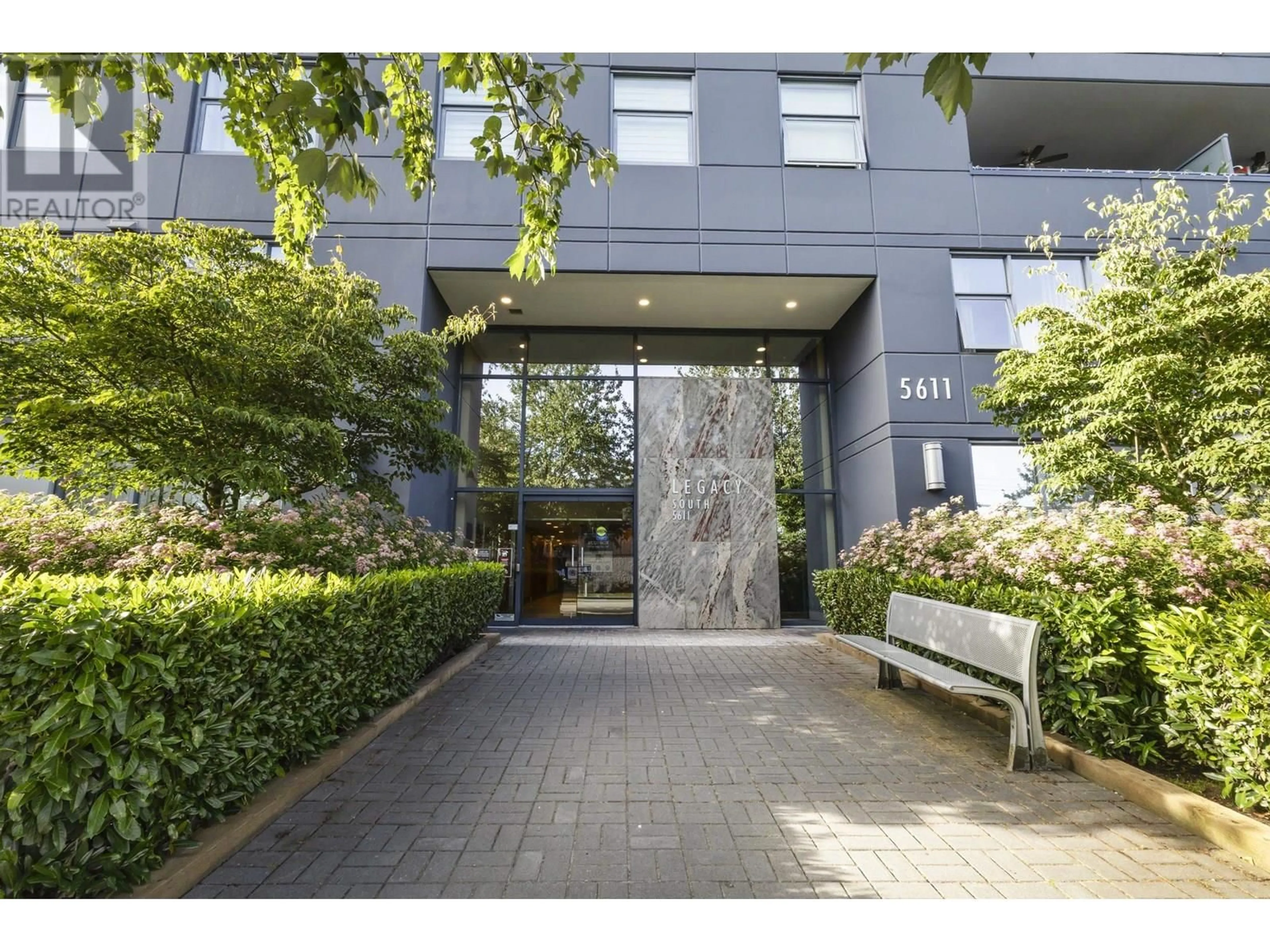 Indoor foyer for 1402 - 5611 GORING STREET, Burnaby British Columbia V5B0A3