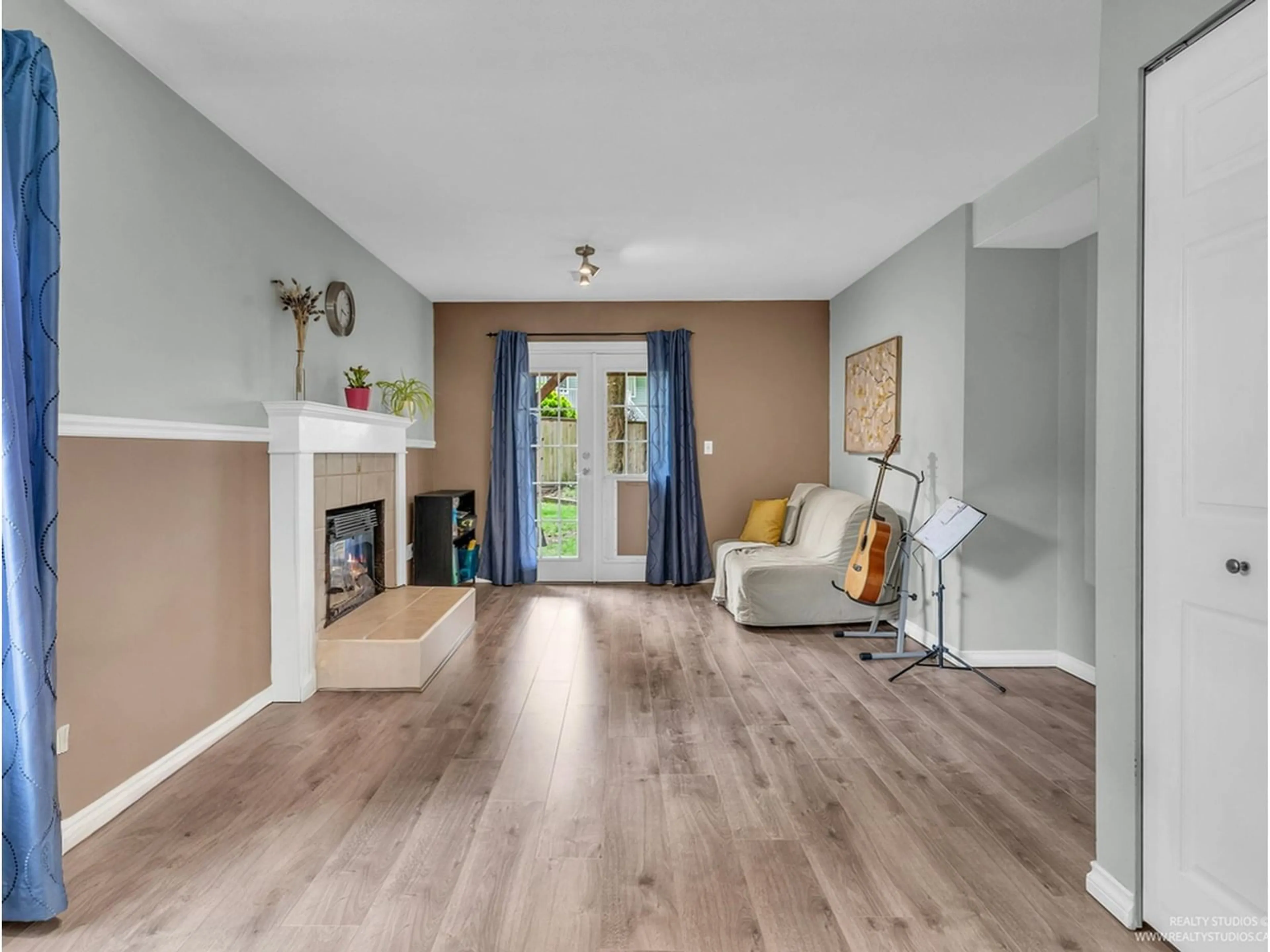 Living room with furniture, wood/laminate floor for 12966 61B, Surrey British Columbia V3X3G5
