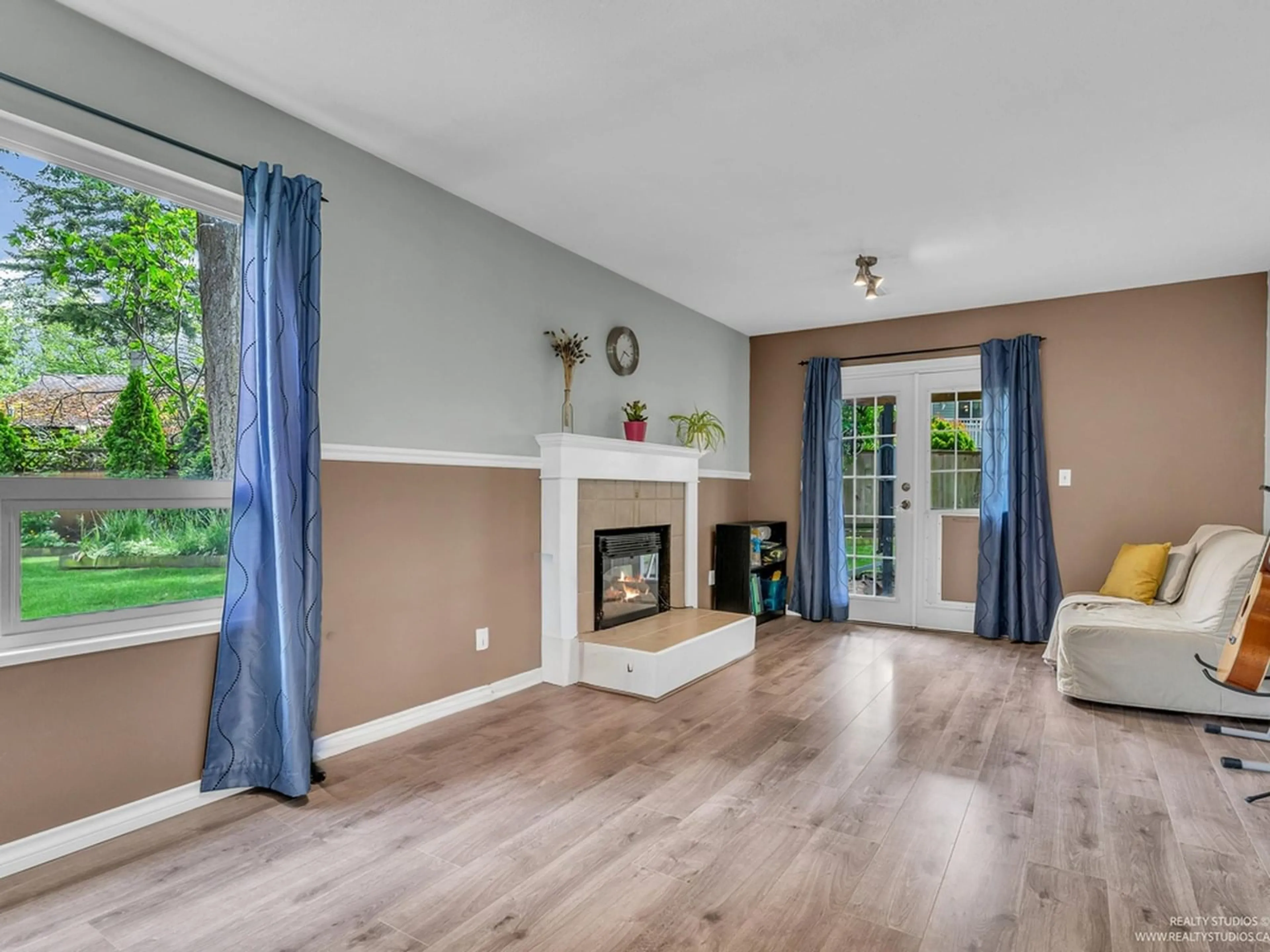 Living room with furniture, wood/laminate floor for 12966 61B, Surrey British Columbia V3X3G5