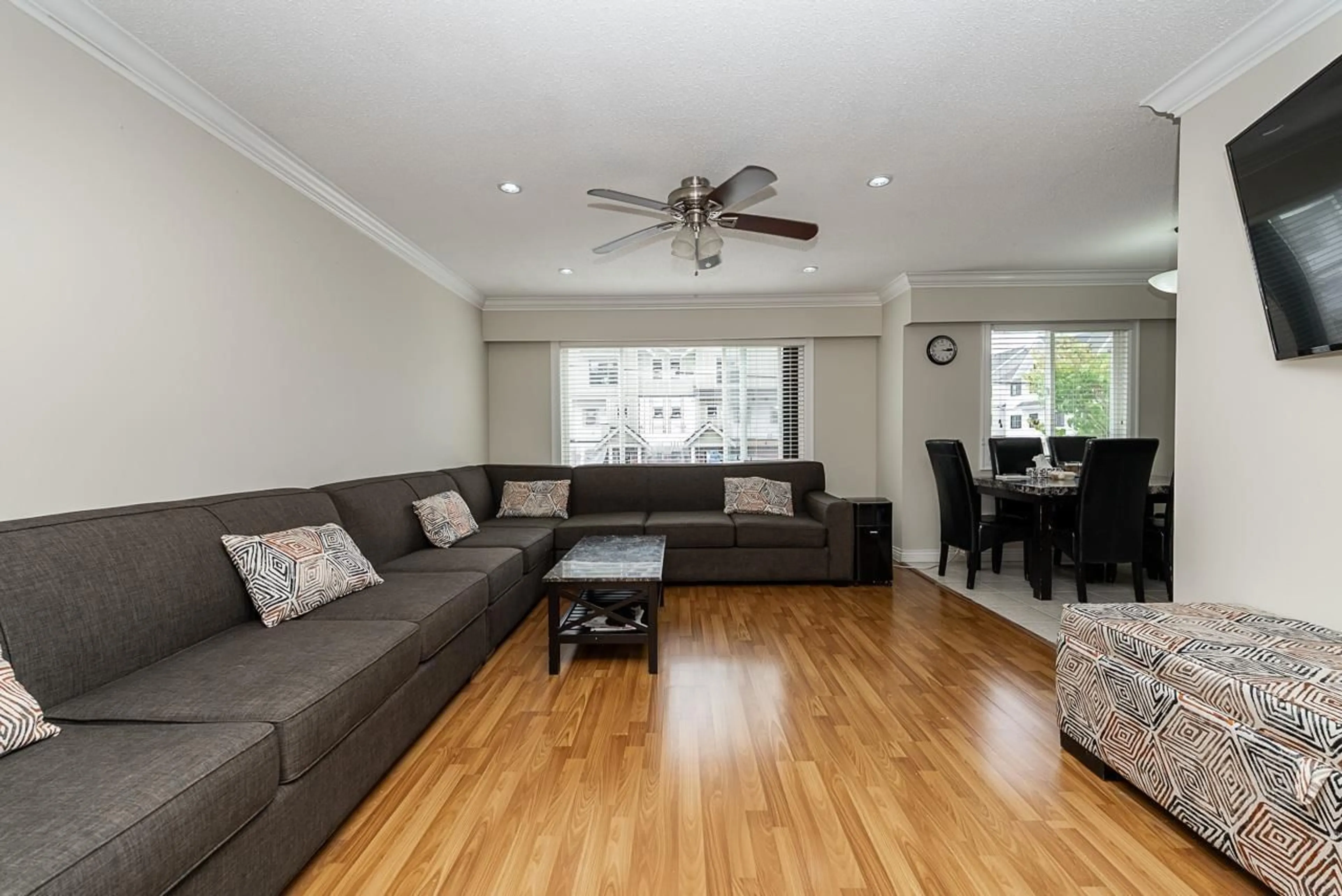 Living room with furniture, wood/laminate floor for 8320 115, Surrey British Columbia V3Z8L2
