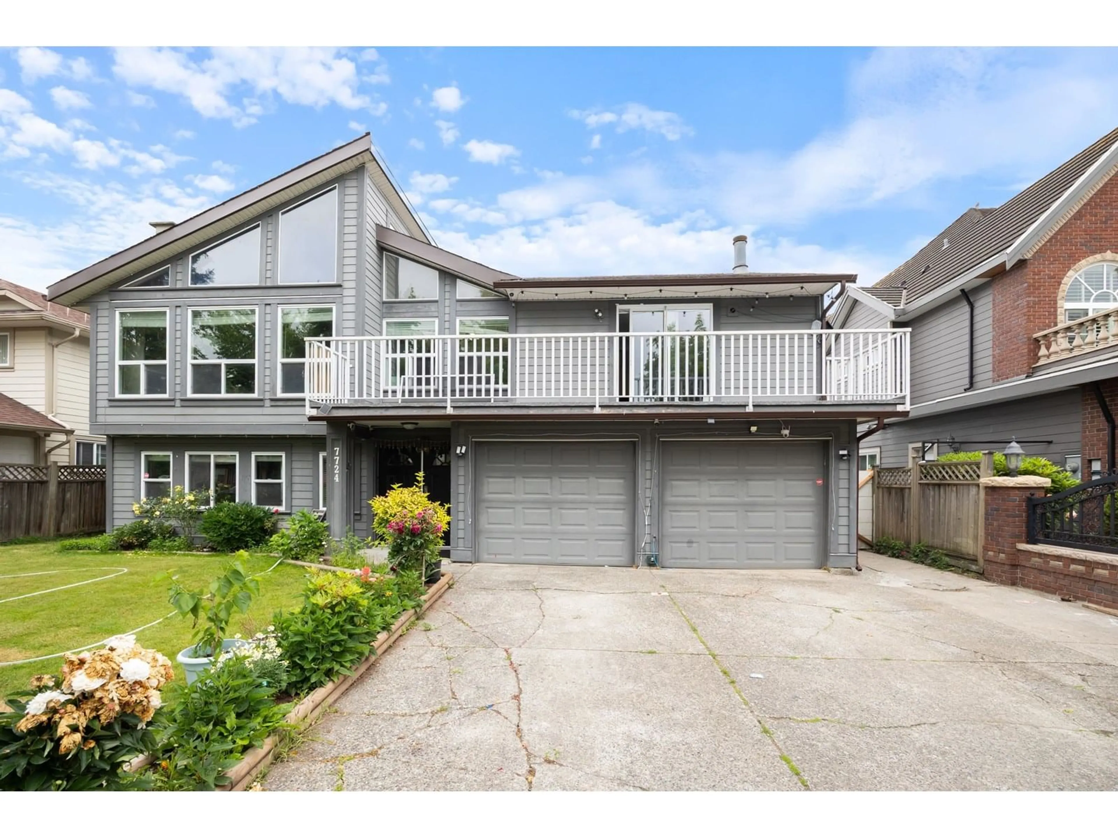 Home with vinyl exterior material, street for 7724 122, Surrey British Columbia V3W3S4